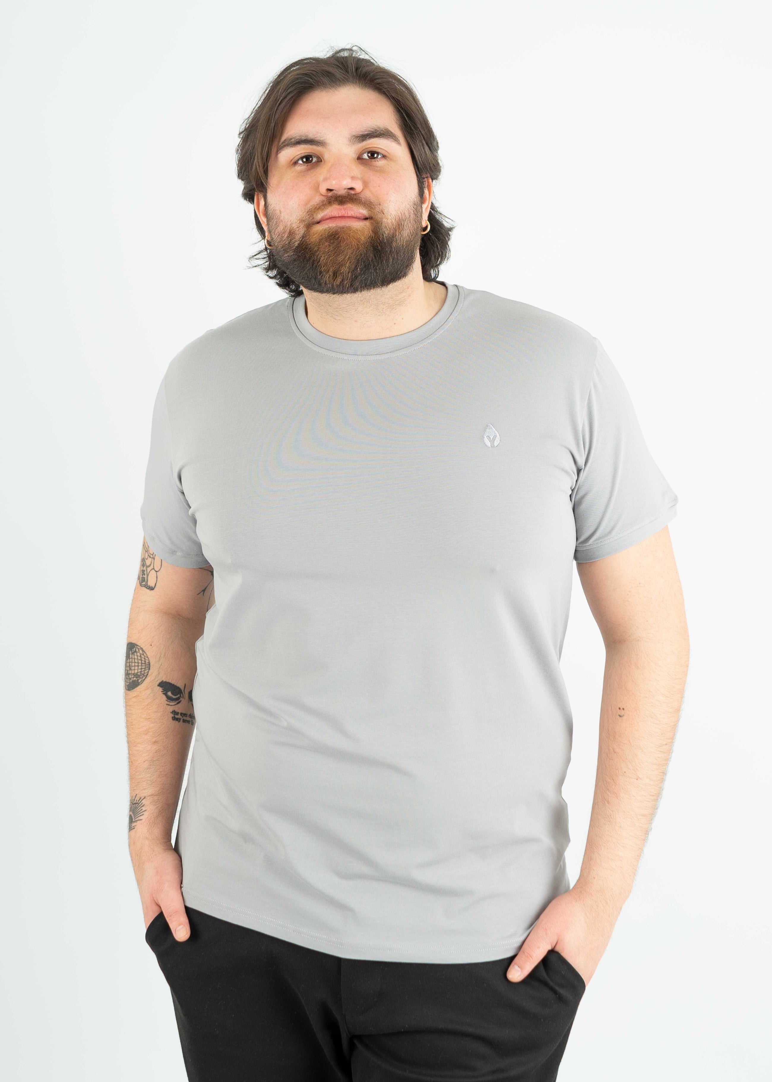 Unser Model Kurt ist <strong>196 cm</strong> groß und trägt <strong>Größe 2XL</strong>.#