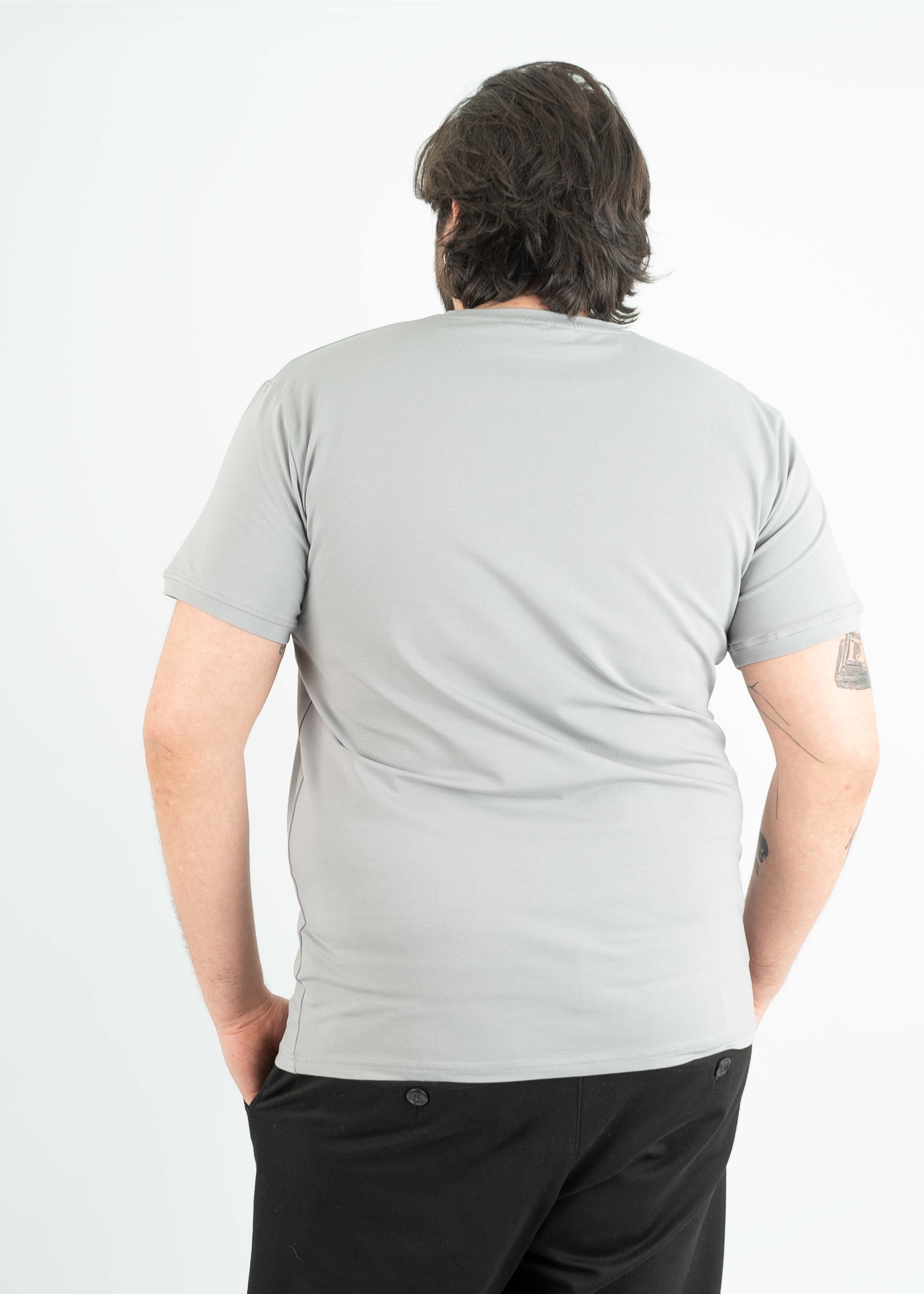Unser Model Kurt ist <strong>196 cm</strong> groß und trägt <strong>Größe 2XL</strong>.#