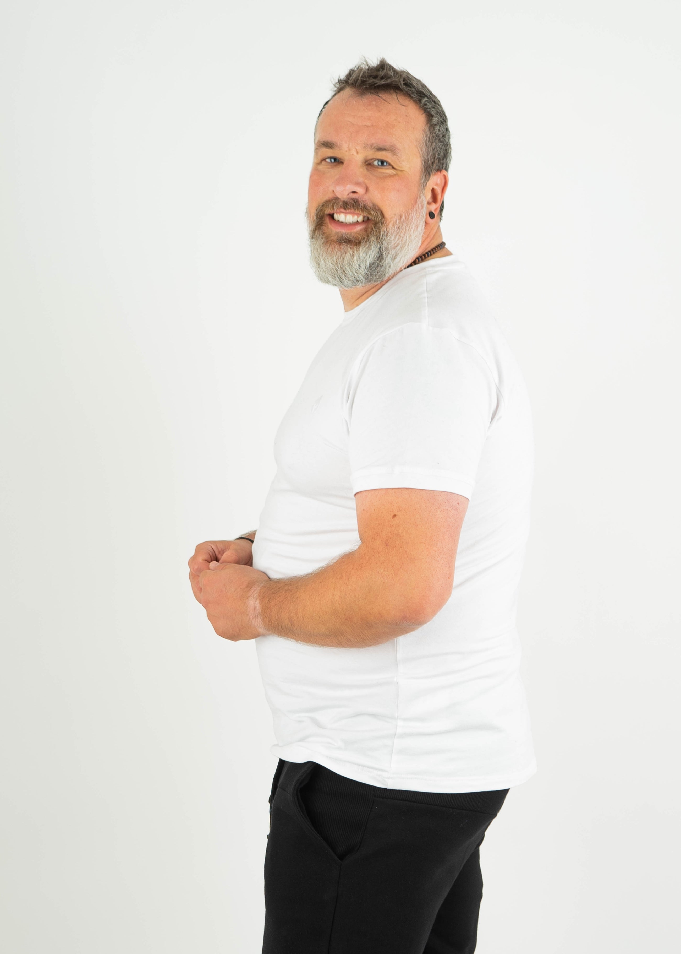 Unser Model Stefan ist <strong>185 cm</strong> groß und trägt <strong>Größe 2XL</strong>.#