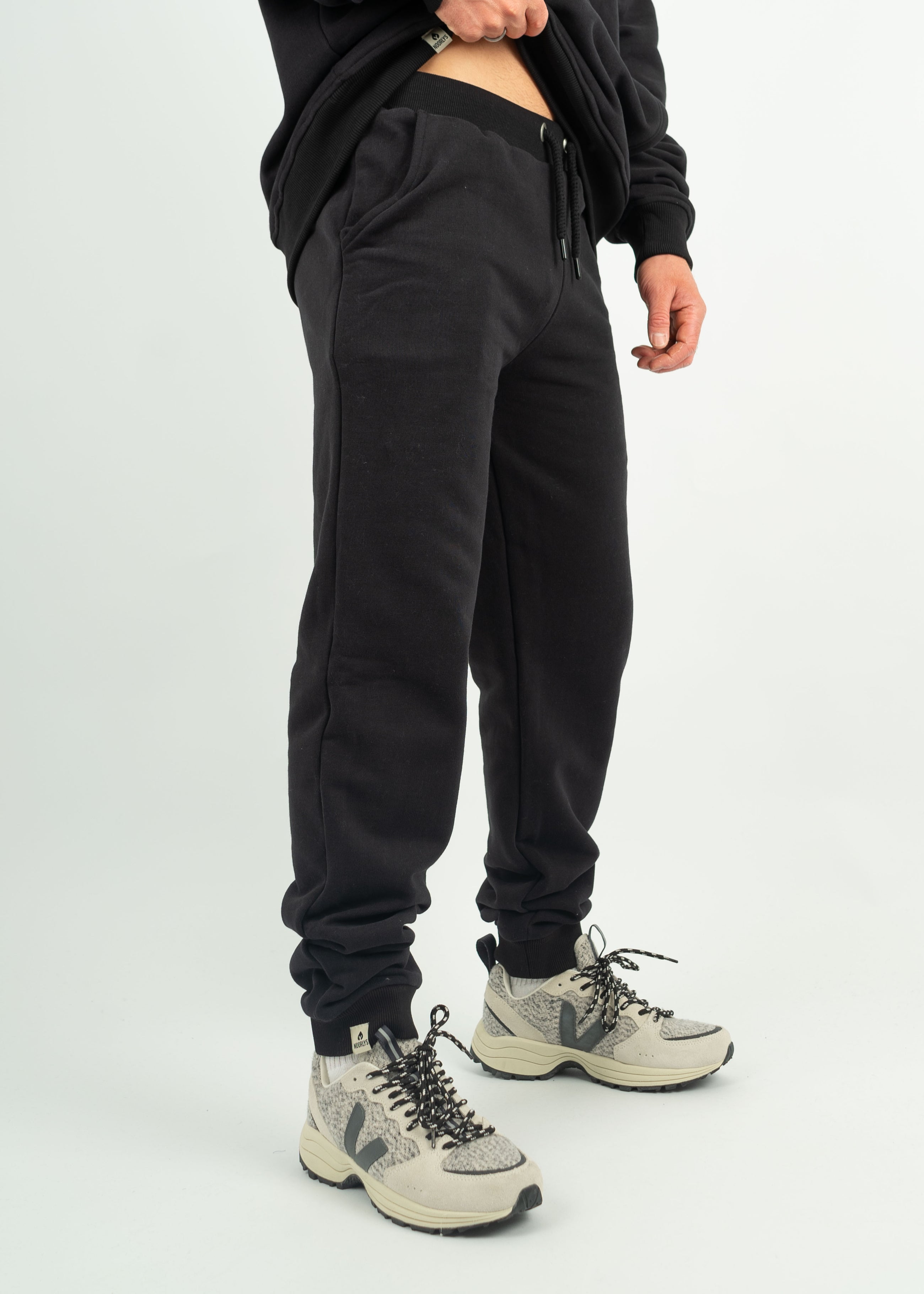 Unser Model Henry ist <strong>178 cm</strong> groß und trägt <strong>Größe L</strong>.#