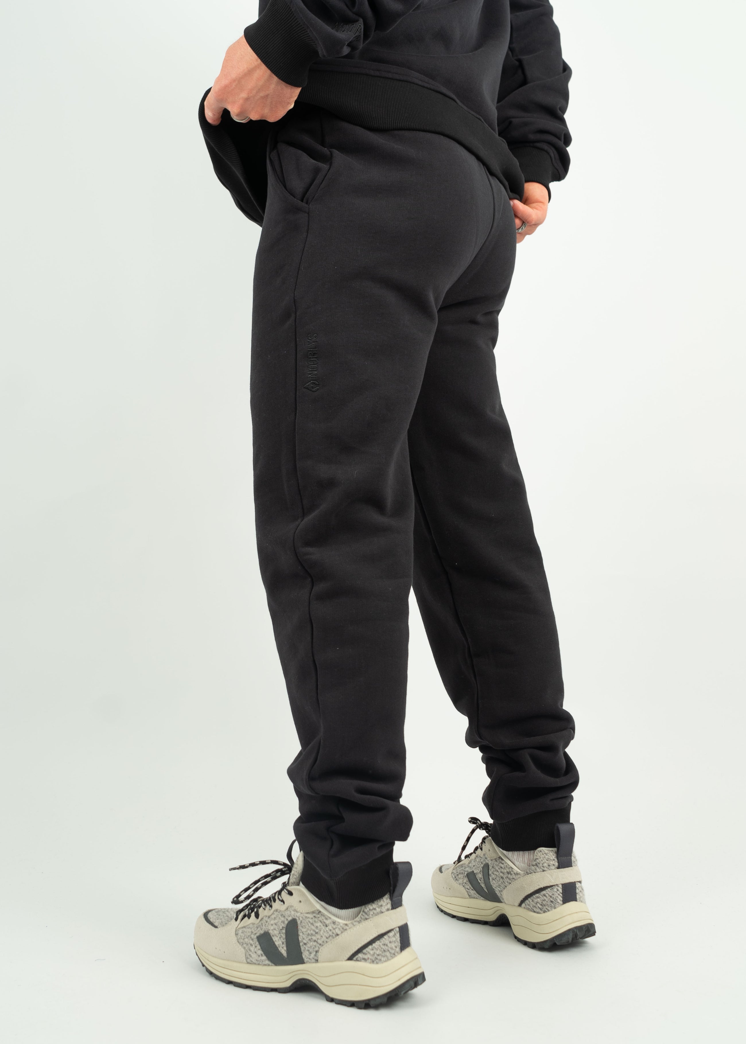Unser Model Henry ist <strong>178 cm</strong> groß und trägt <strong>Größe L</strong>.#