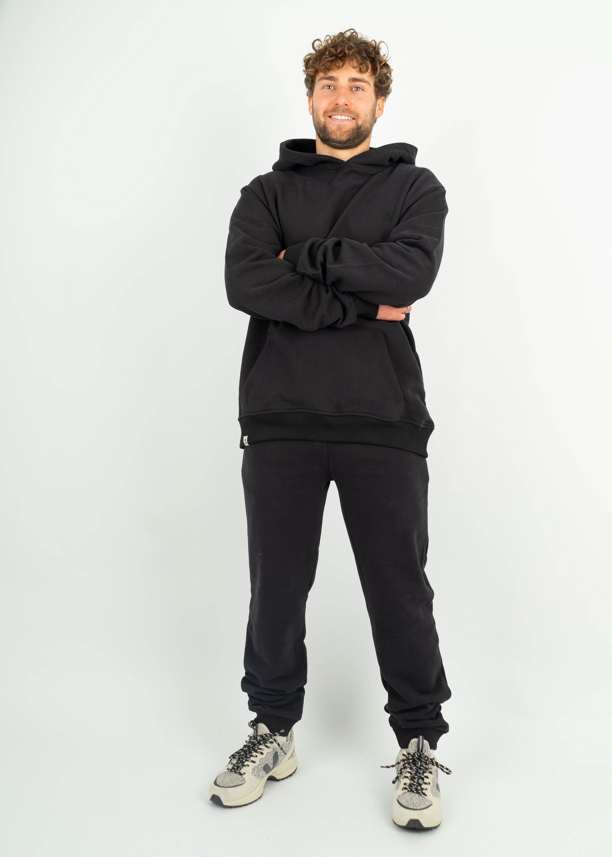 Unser Model Henry ist <strong>178 cm</strong> groß und trägt <strong>Größe L</strong>.#
