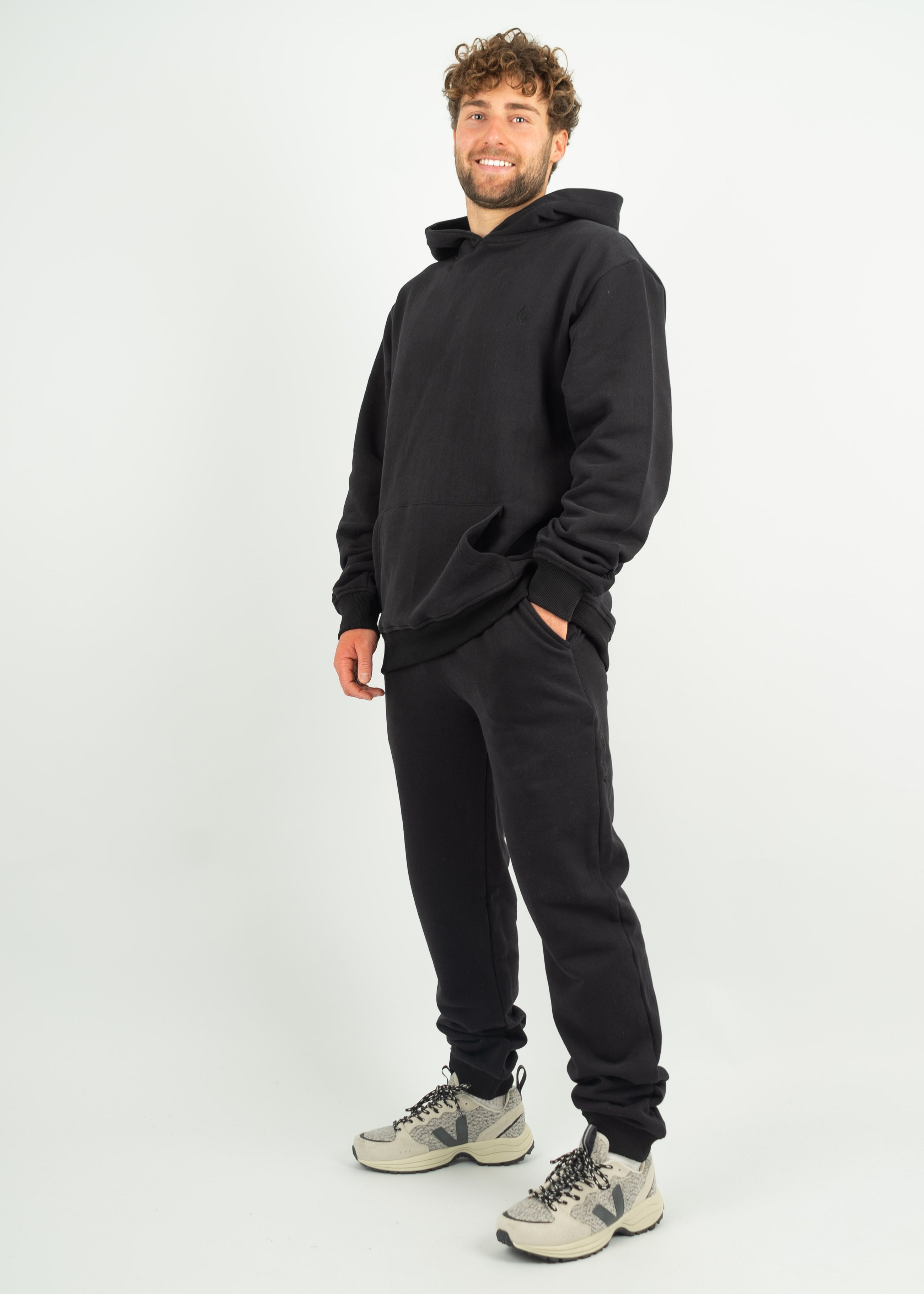 Unser Model Henry ist <strong>178 cm</strong> groß und trägt <strong>Größe L</strong>.#