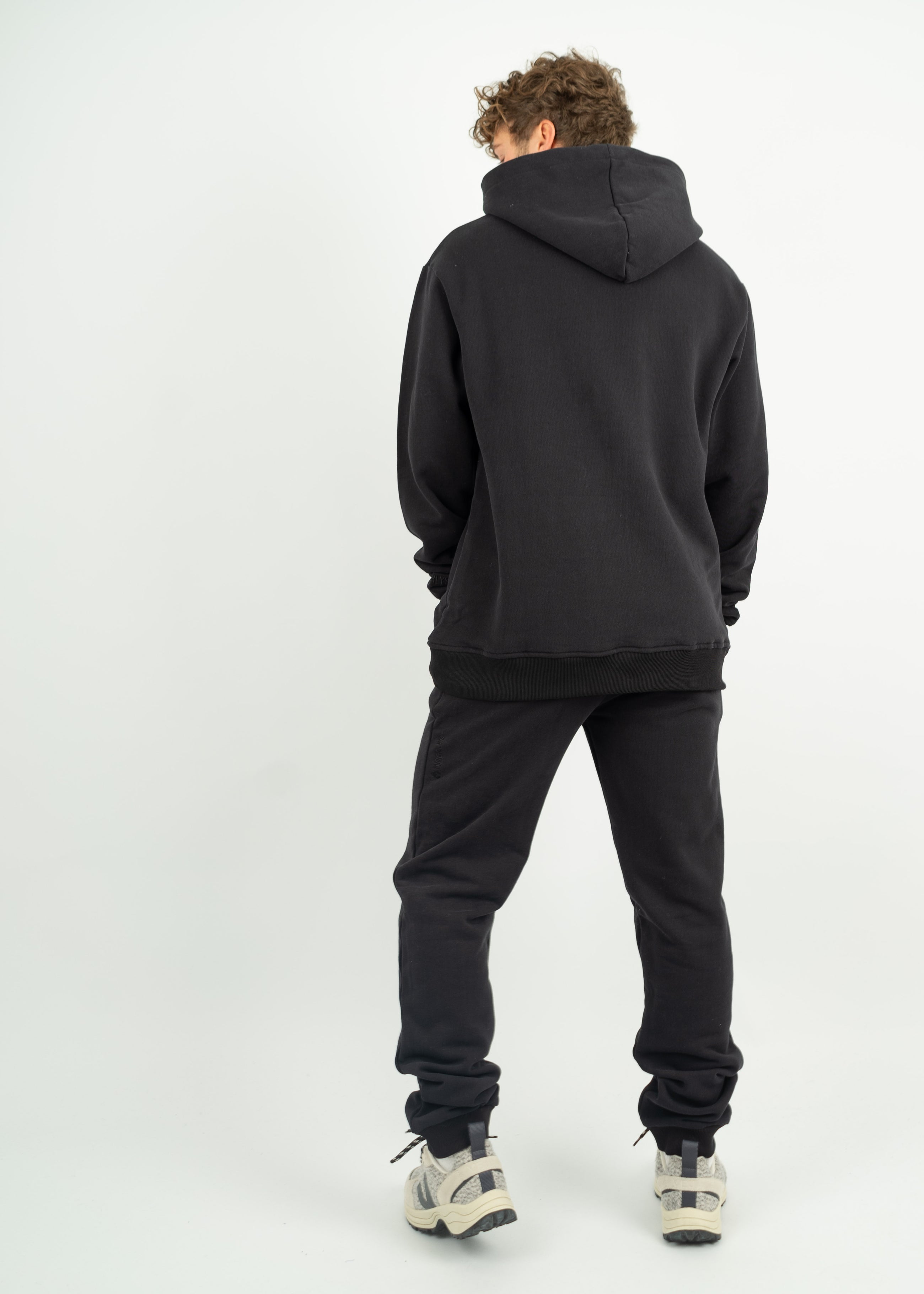 Unser Model Henry ist <strong>178 cm</strong> groß und trägt <strong>Größe L</strong>.#