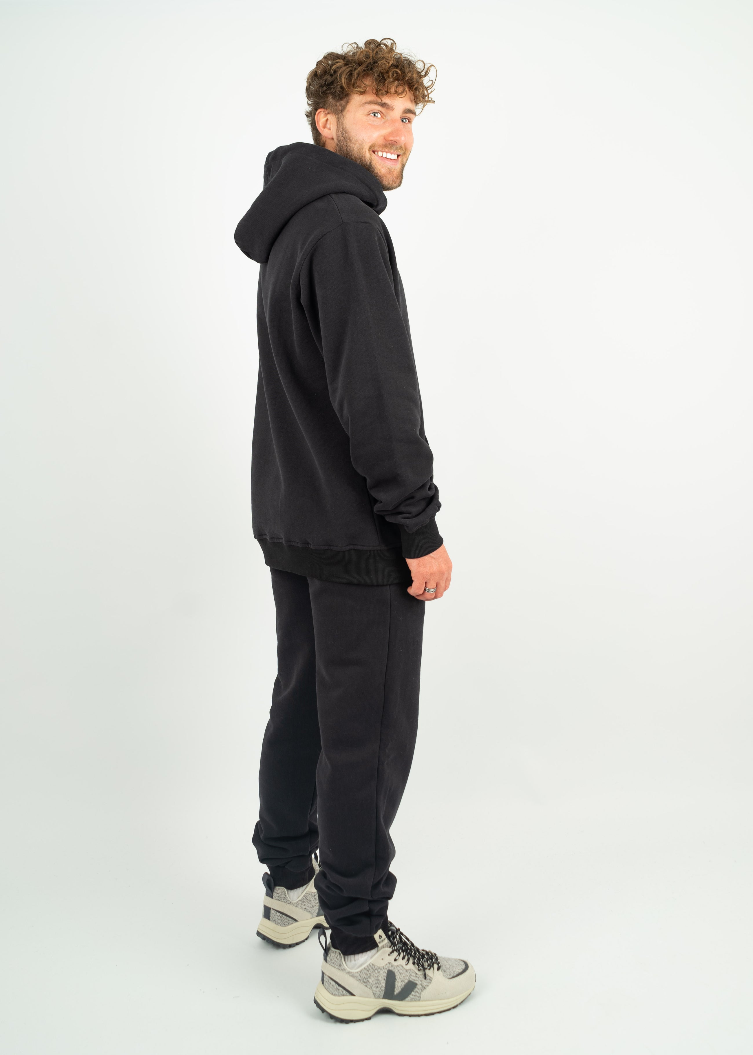 Unser Model Henry ist <strong>178 cm</strong> groß und trägt <strong>Größe L</strong>.#