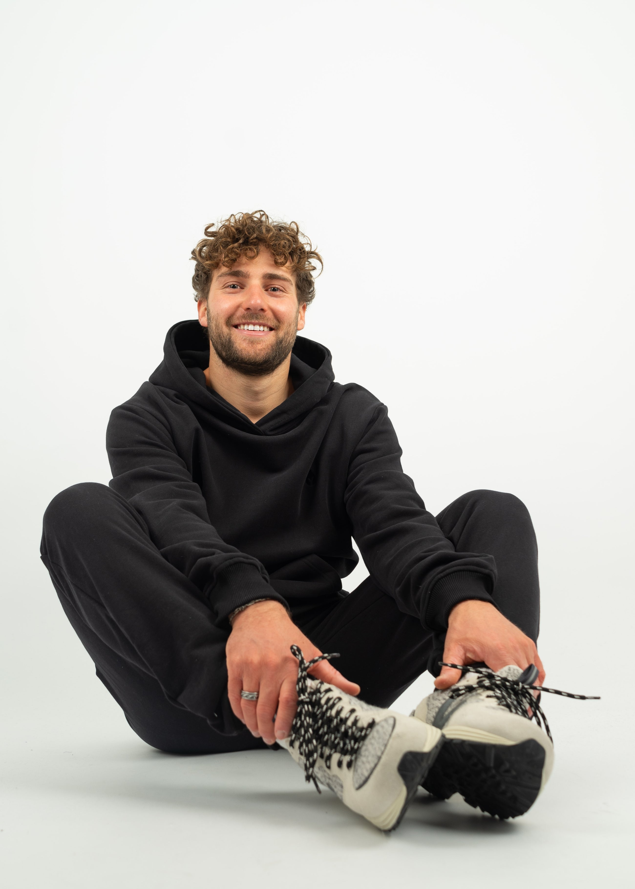 Unser Model Henry ist <strong>178 cm</strong> groß und trägt <strong>Größe L</strong>.#