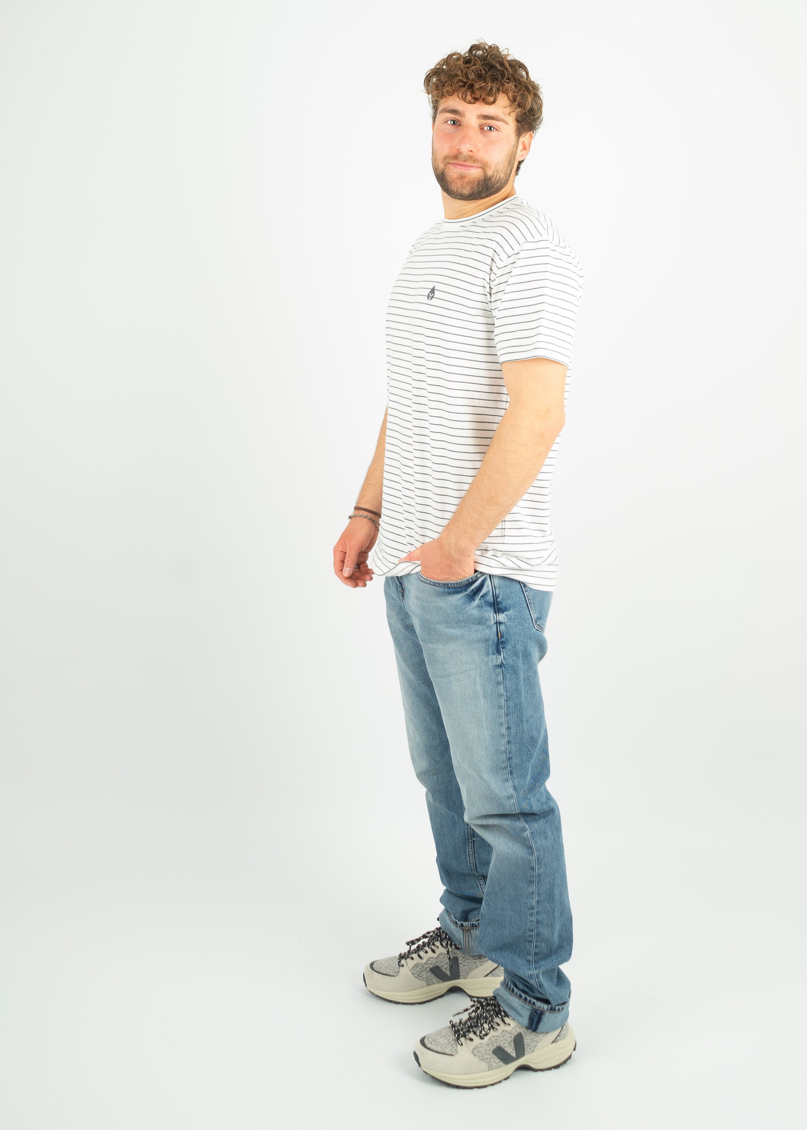 Unser Model Henry ist <strong>178 cm</strong> groß und trägt <strong>Größe L</strong>.#