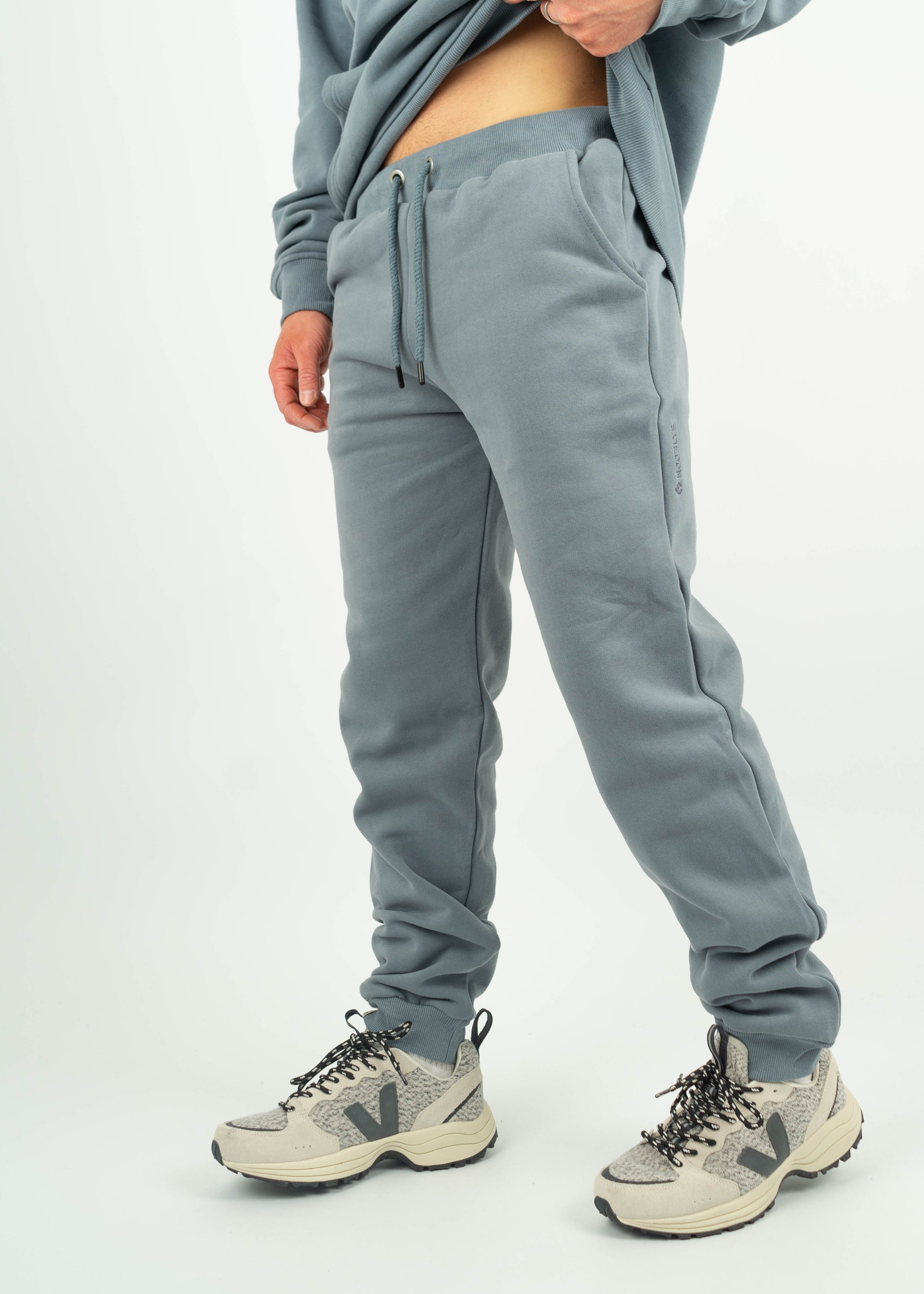 Unser Model Henry ist <strong>178 cm</strong> groß und trägt <strong>Größe L</strong>.#