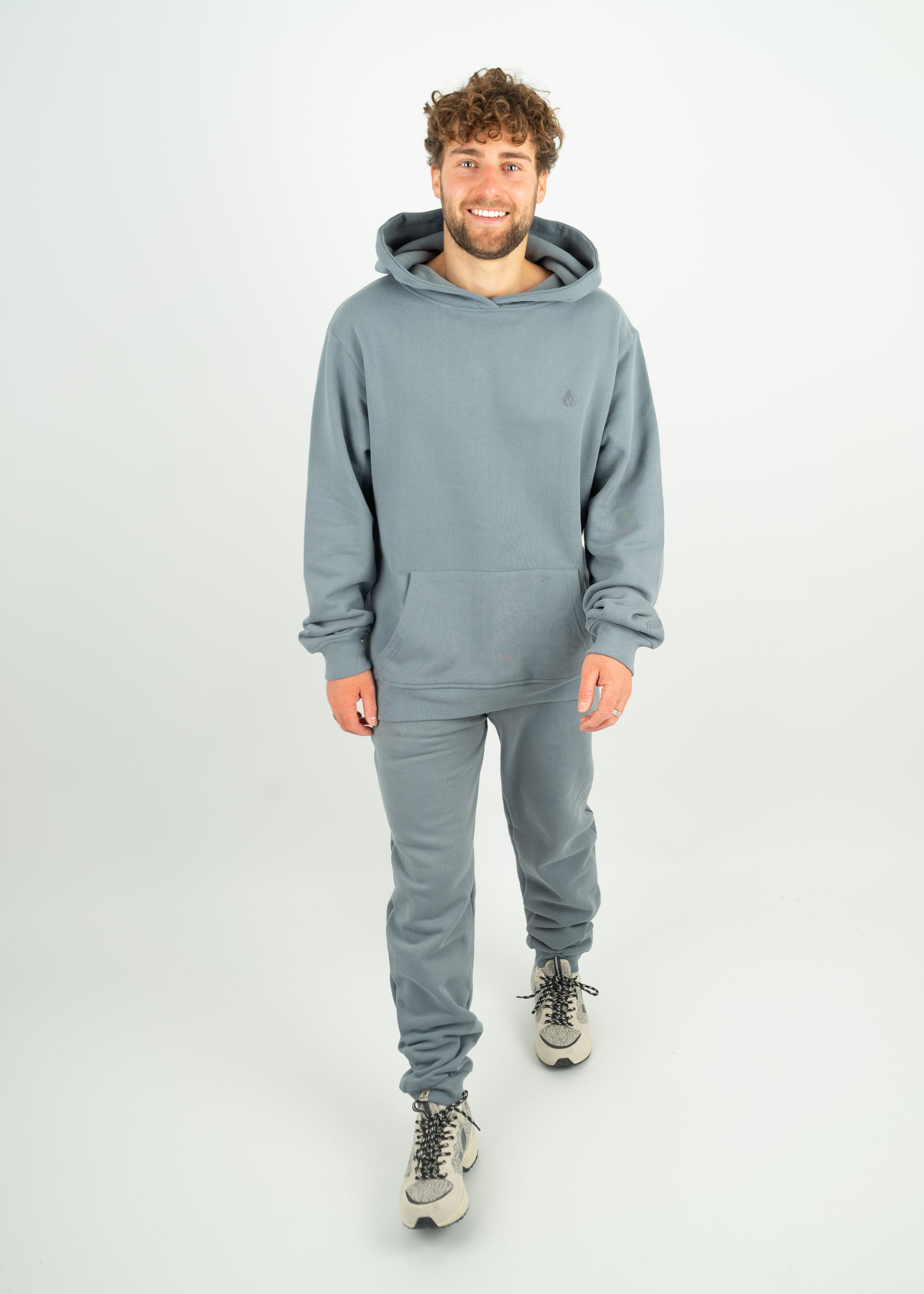 Unser Model Henry ist <strong>178 cm</strong> groß und trägt <strong>Größe L</strong>.#