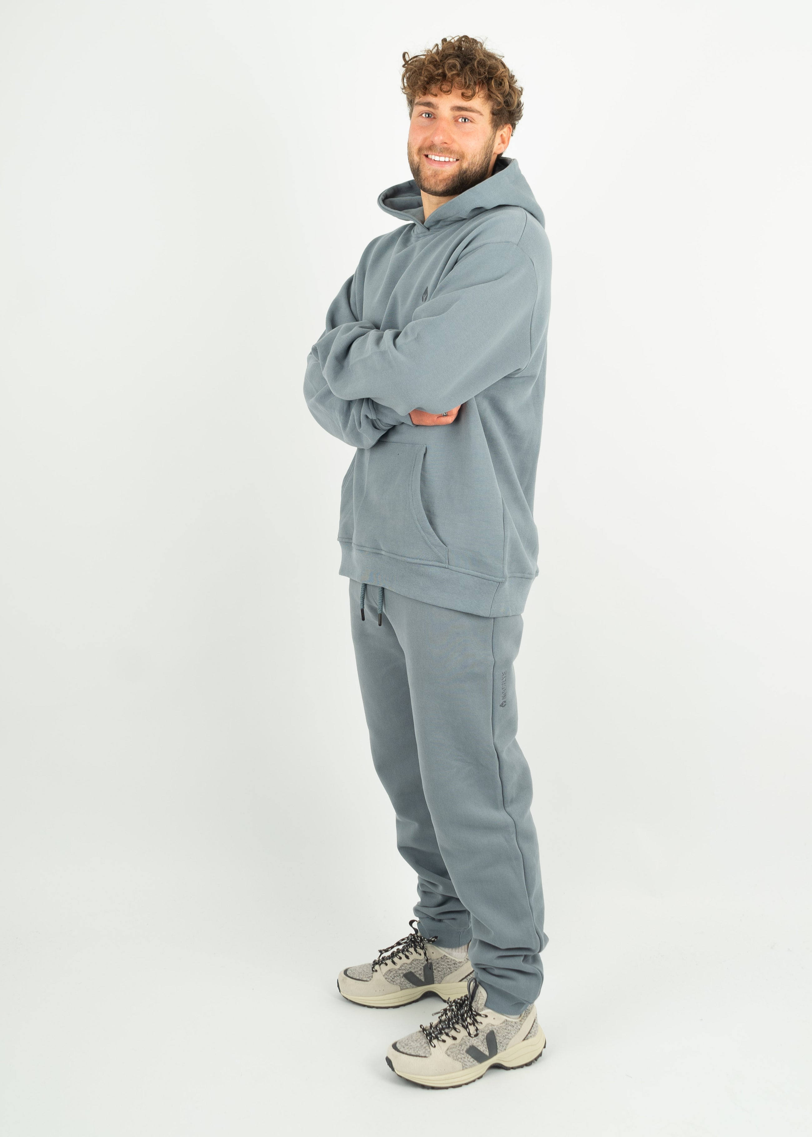 Unser Model Henry ist <strong>178 cm</strong> groß und trägt <strong>Größe L</strong>.#