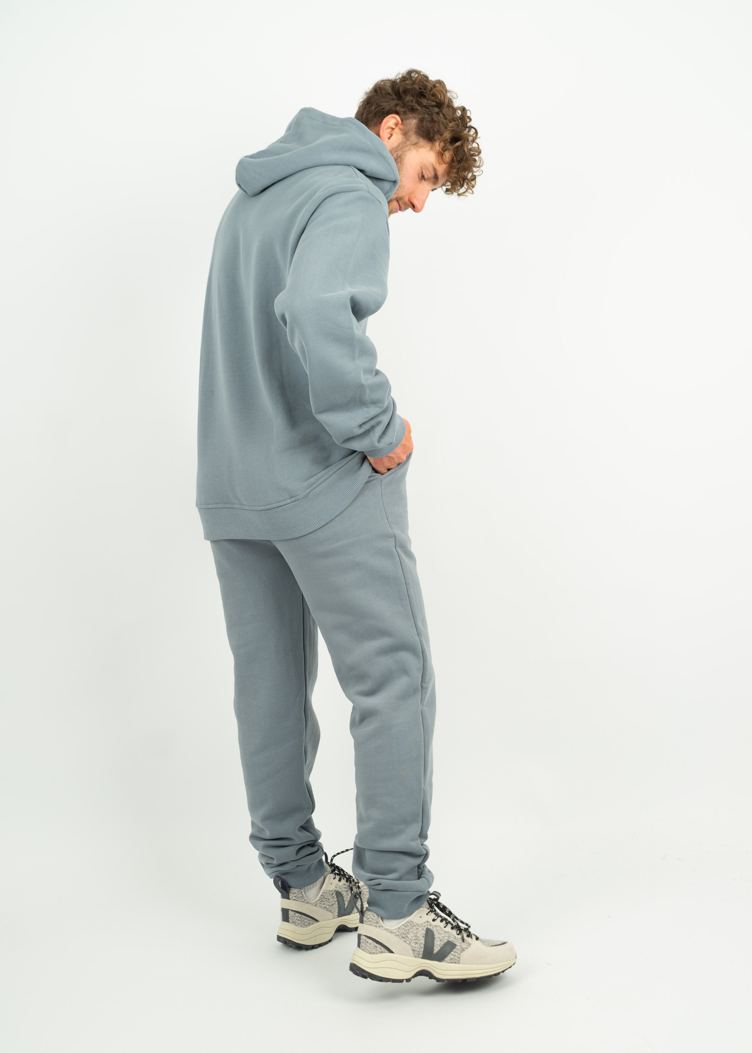 Unser Model Henry ist <strong>178 cm</strong> groß und trägt <strong>Größe L</strong>.#