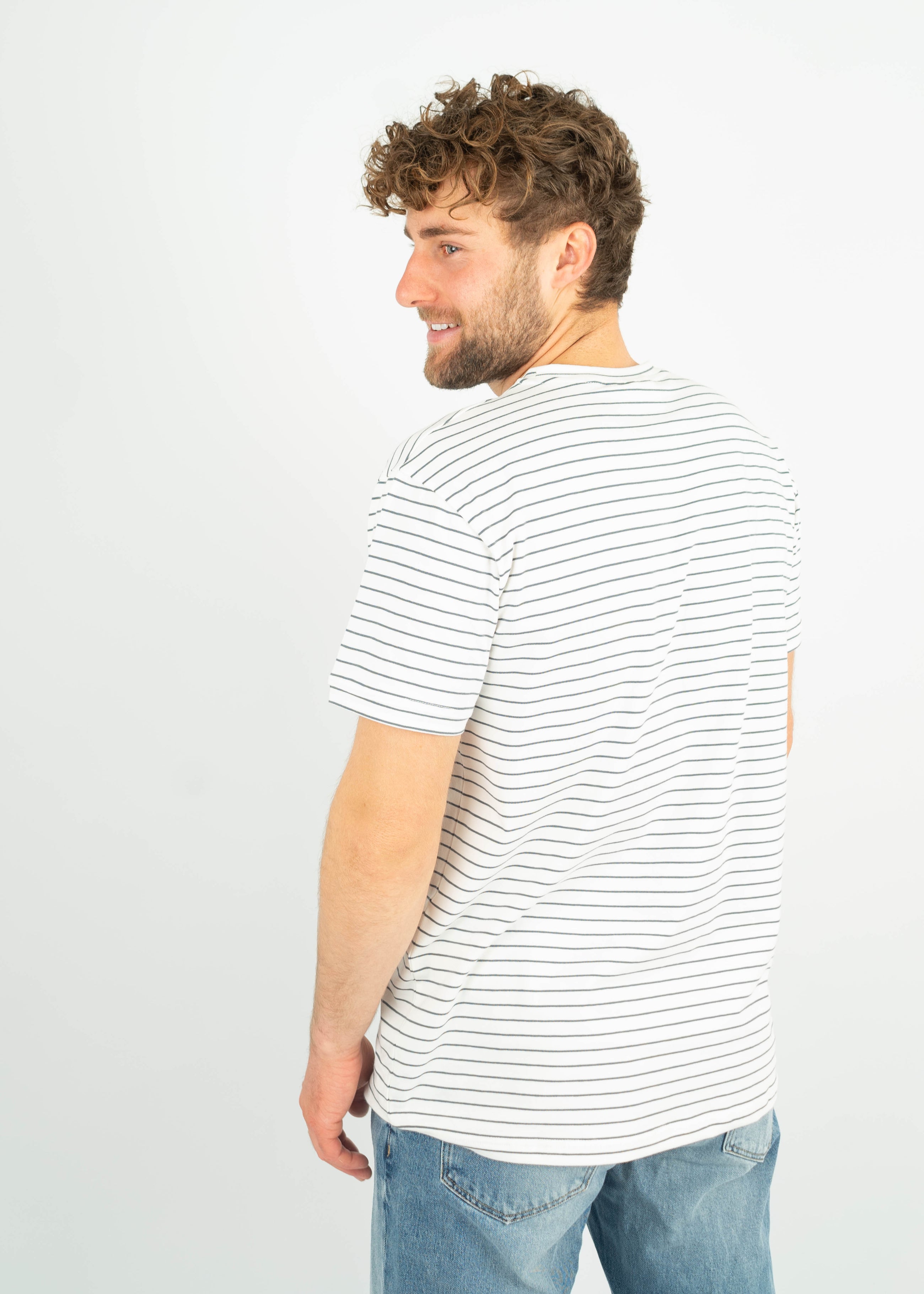 Unser Model Henry ist <strong>178 cm</strong> groß und trägt <strong>Größe L</strong>.#