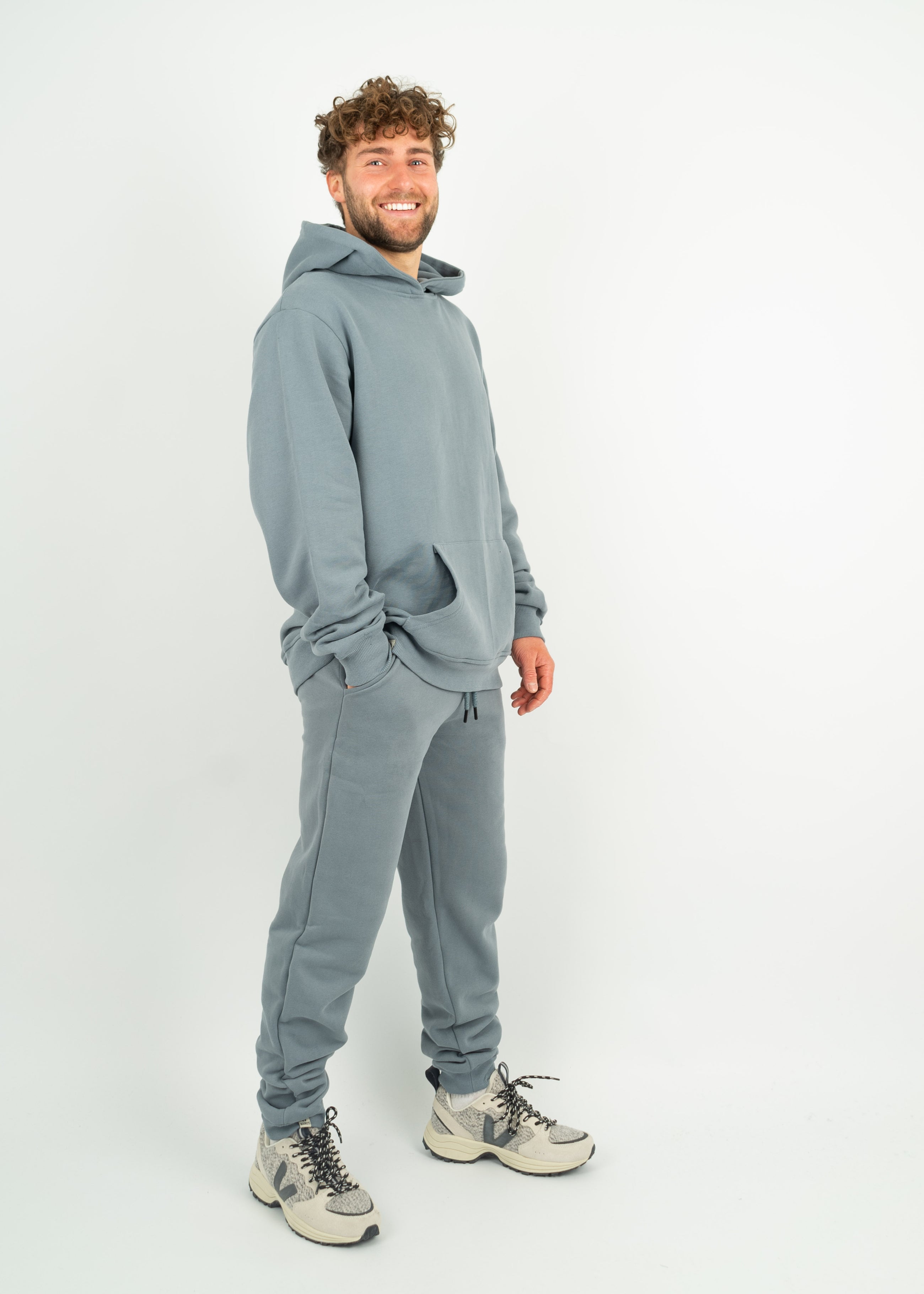Unser Model Henry ist <strong>178 cm</strong> groß und trägt <strong>Größe L</strong>.#