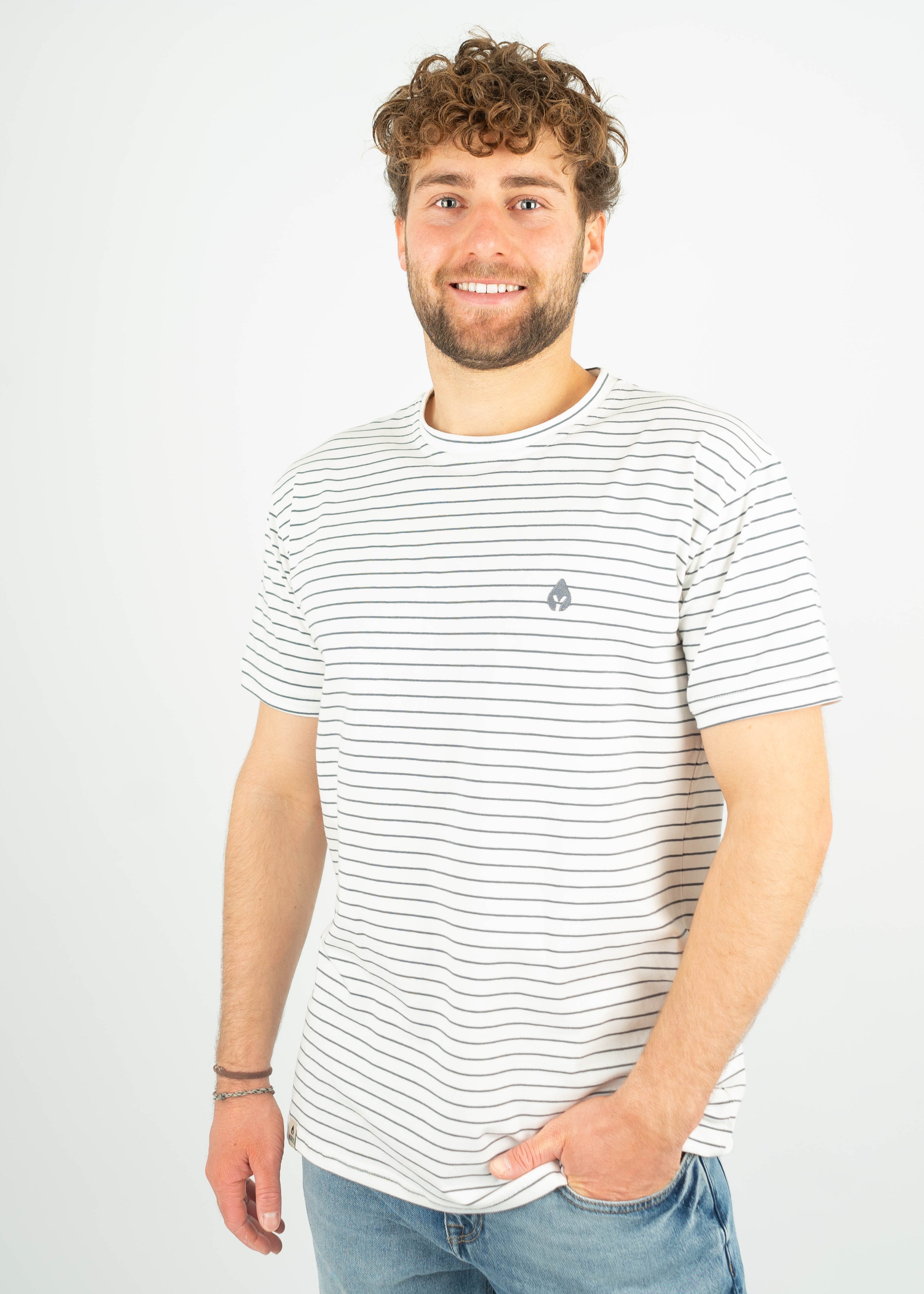 Unser Model Henry ist <strong>178 cm</strong> groß und trägt <strong>Größe L</strong>.#