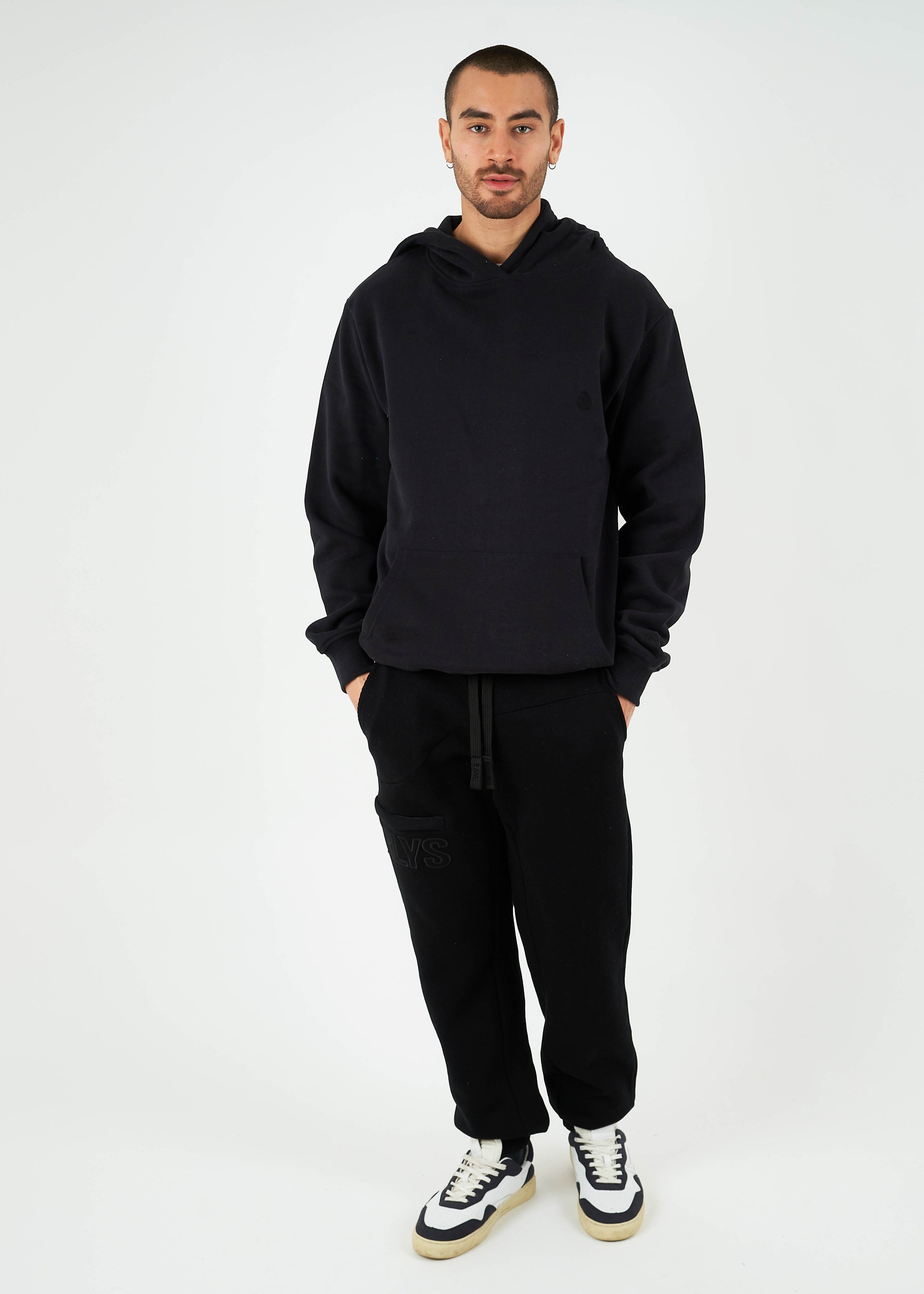 Unser Model Hugo ist <strong>184 cm</strong> groß und trägt <strong>Größe L</strong>.#