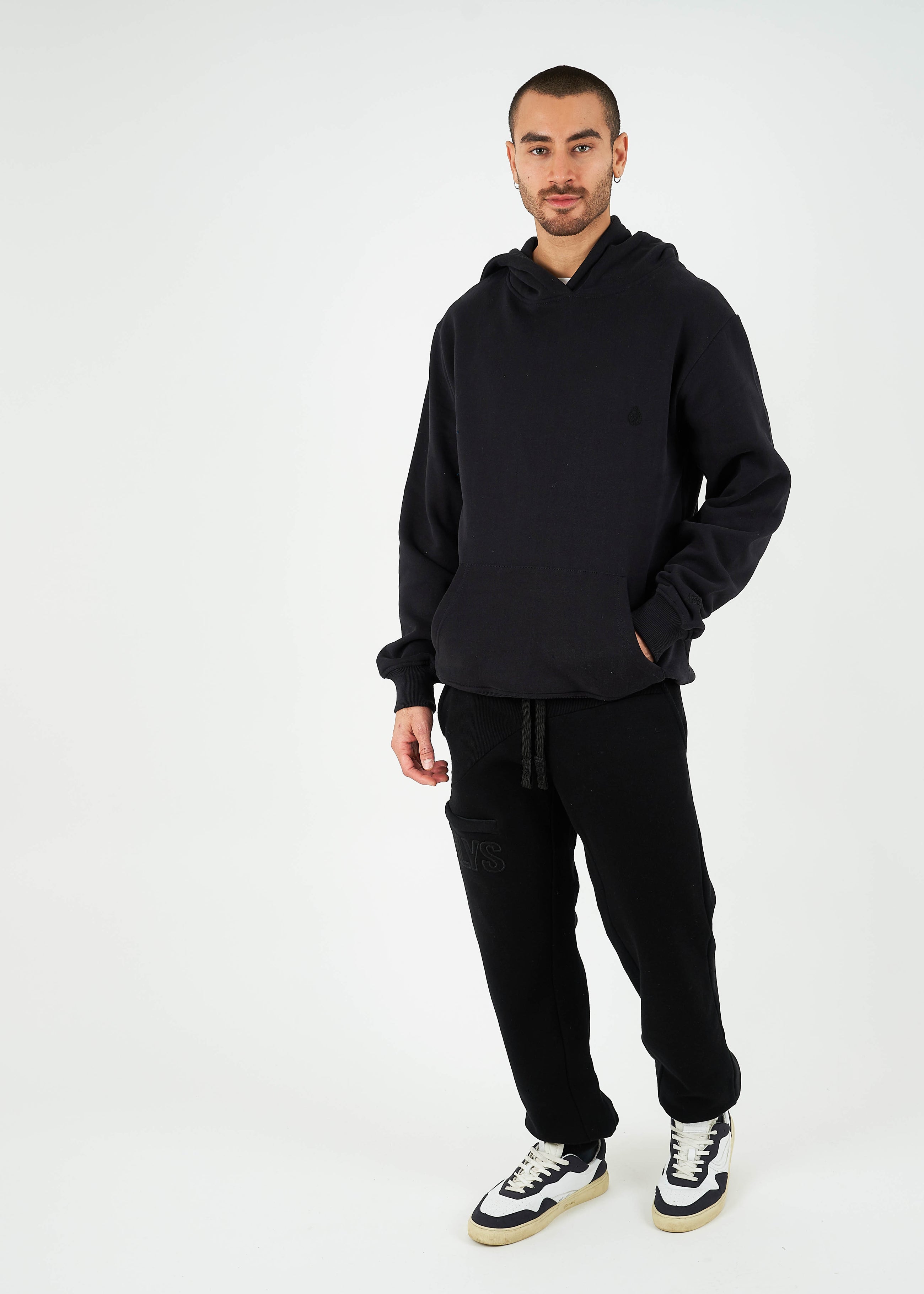 Unser Model Hugo ist <strong>184 cm</strong> groß und trägt <strong>Größe L</strong>.#