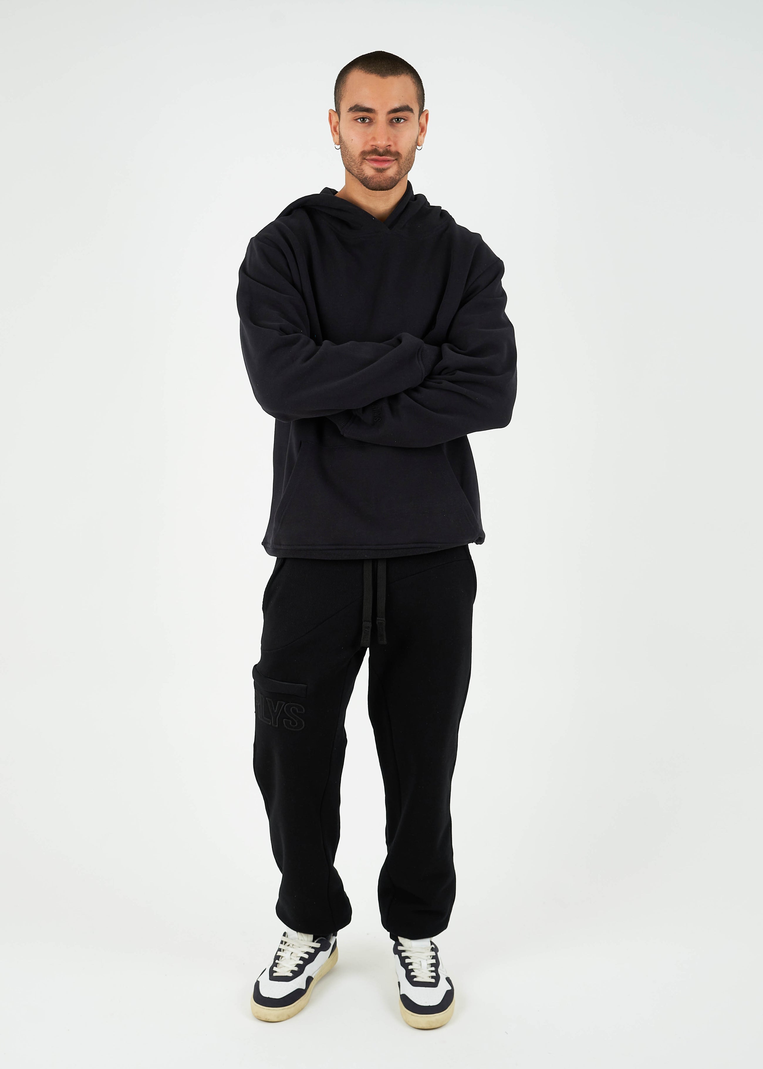 Unser Model Hugo ist <strong>184 cm</strong> groß und trägt <strong>Größe L</strong>.#