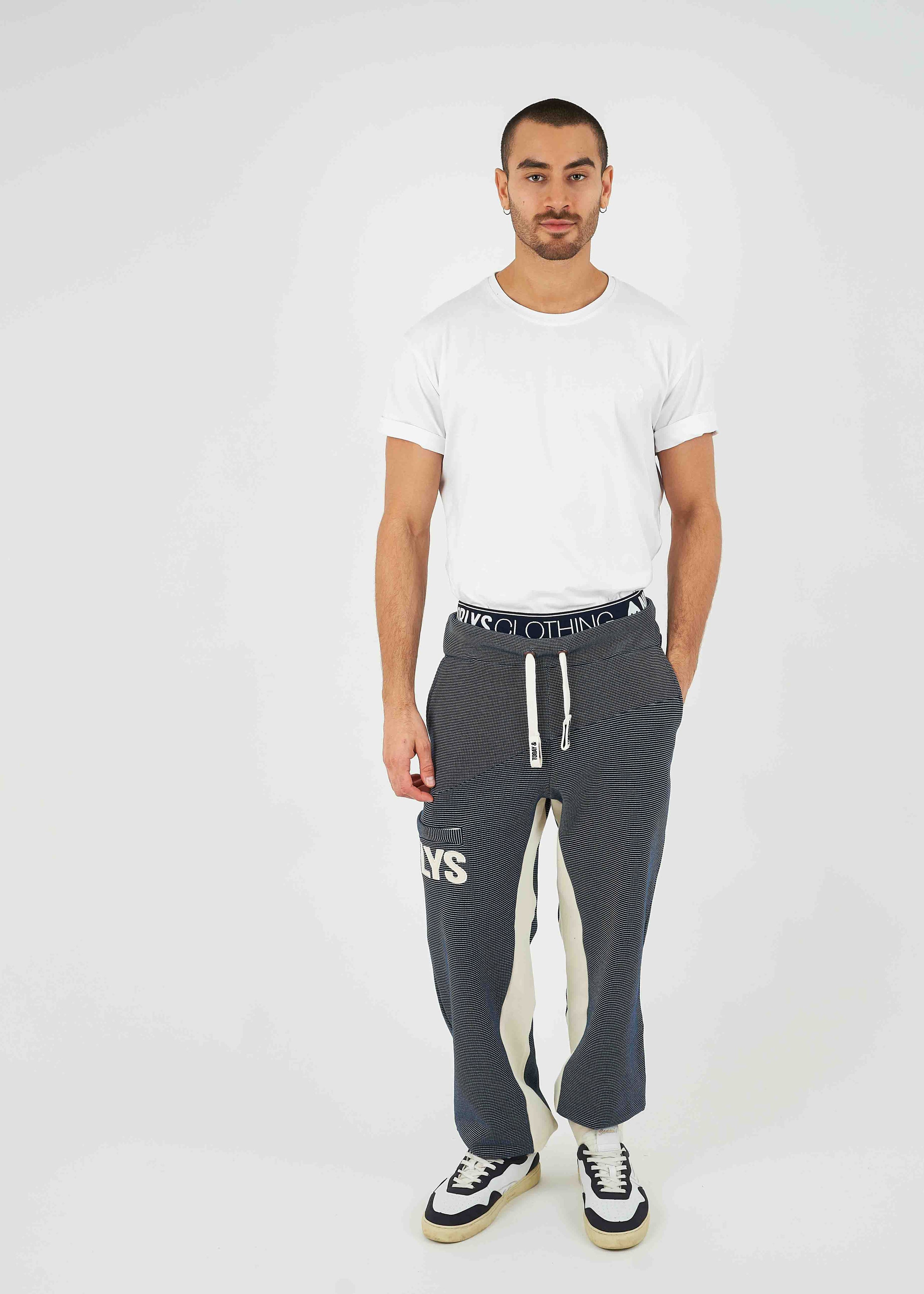 Unser Model Hugo ist <strong>184 cm</strong> groß und trägt <strong>Größe L</strong>.#