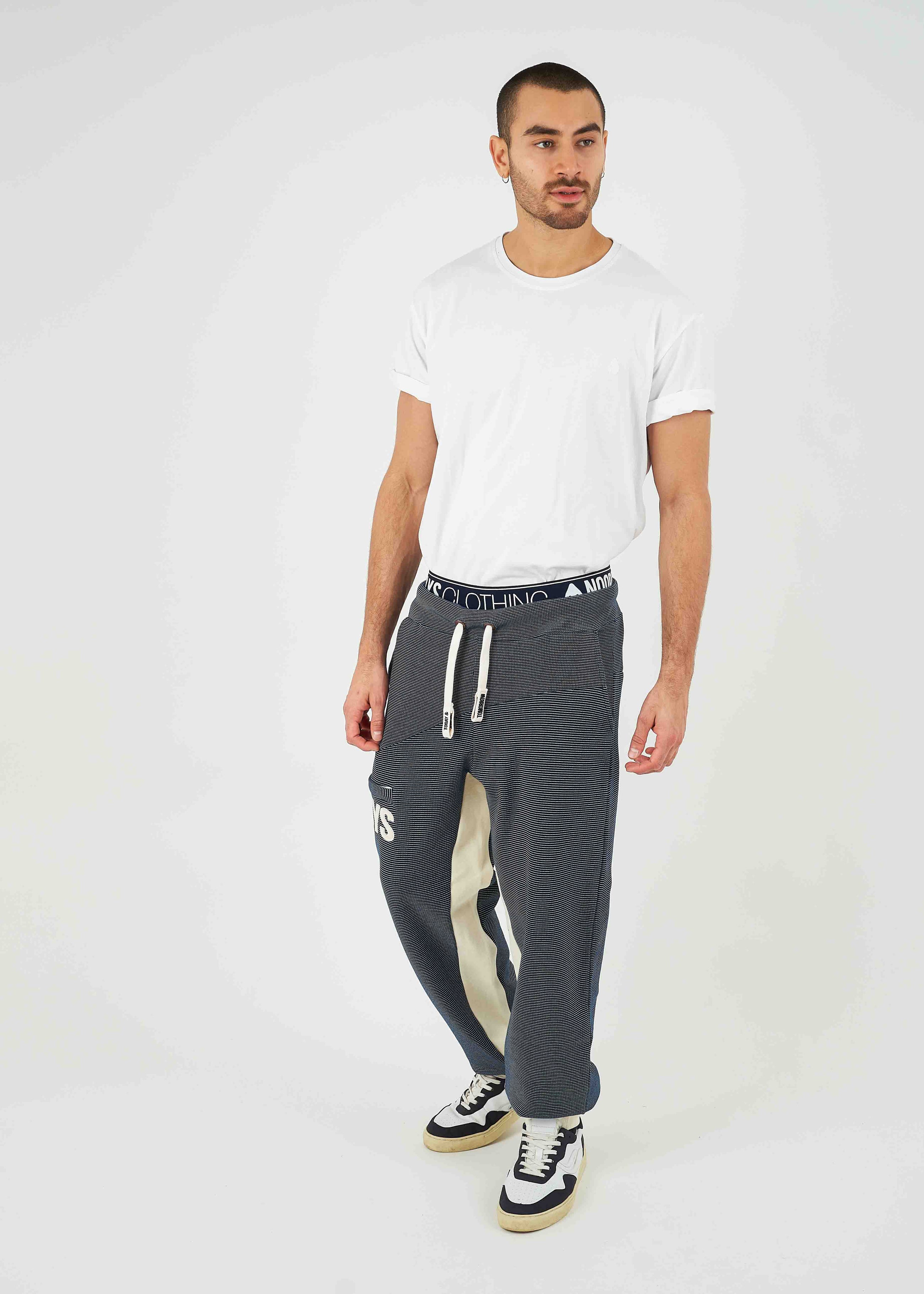 Unser Model Hugo ist <strong>184 cm</strong> groß und trägt <strong>Größe L</strong>.#