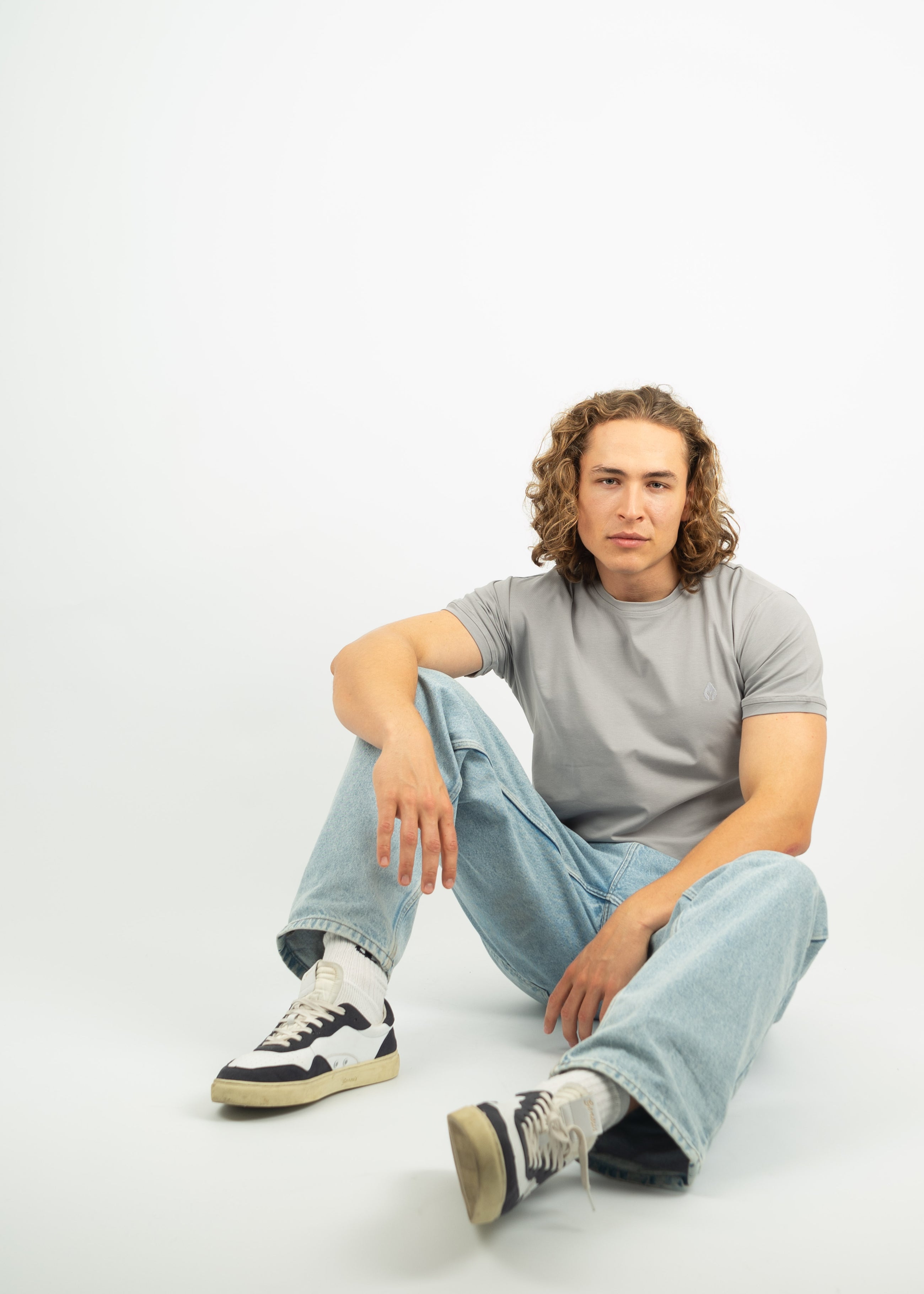 Unser Model Leander ist <strong>194 cm</strong> groß und trägt <strong>Größe XL</strong>.#