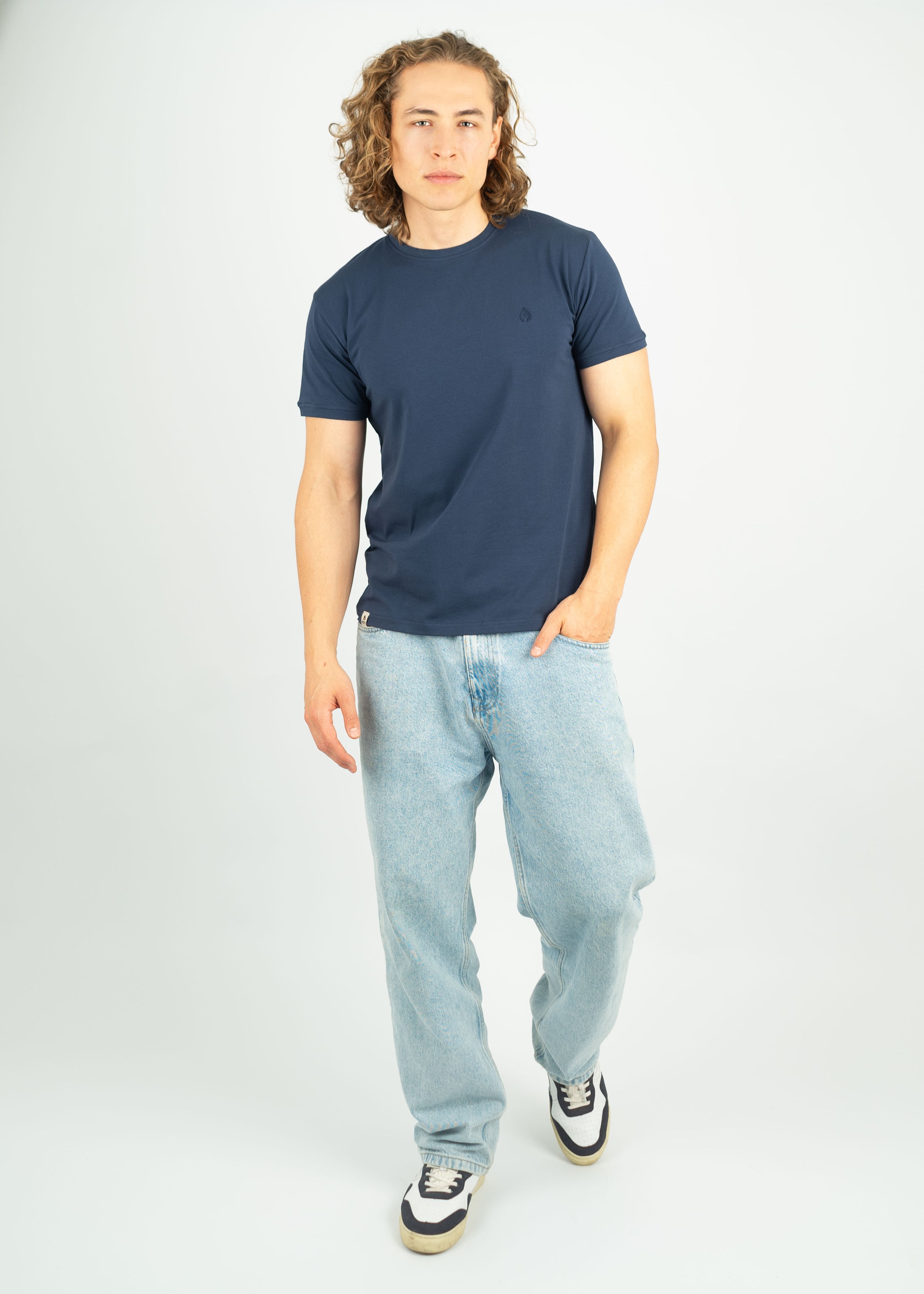 Unser Model Leander ist <strong>194 cm</strong> groß und trägt <strong>Größe XL</strong>.#