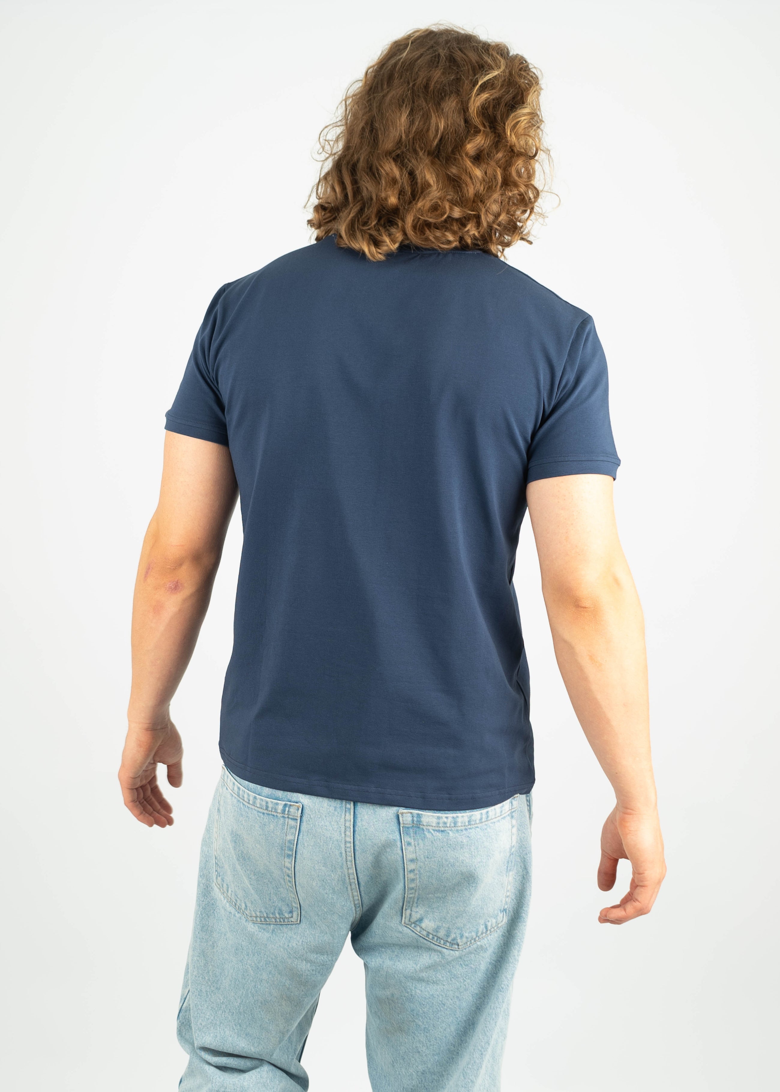 Unser Model Leander ist <strong>194 cm</strong> groß und trägt <strong>Größe XL</strong>.#
