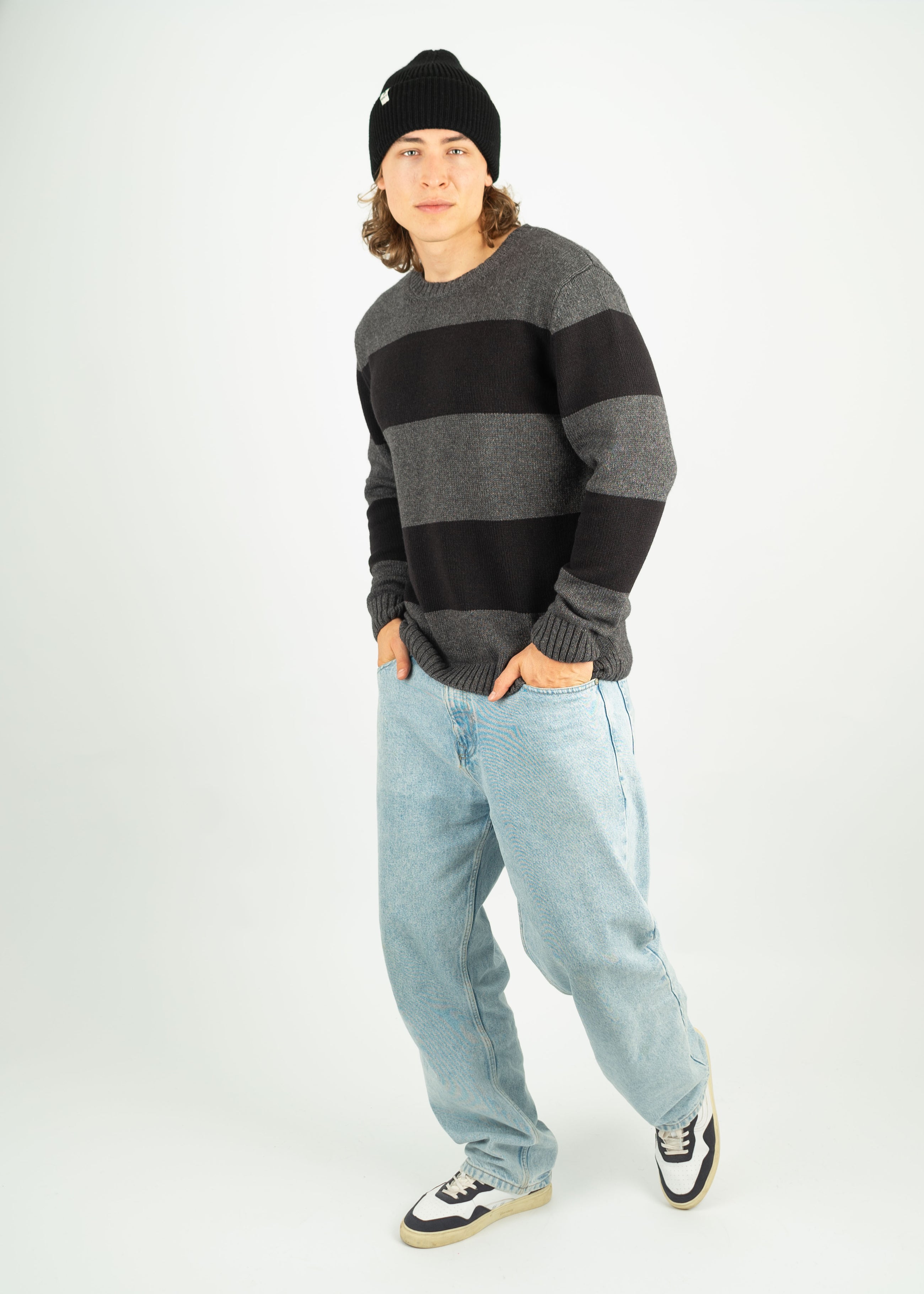 Unser Model Leander ist <strong>194 cm</strong> groß und trägt <strong>Größe XL</strong>.#