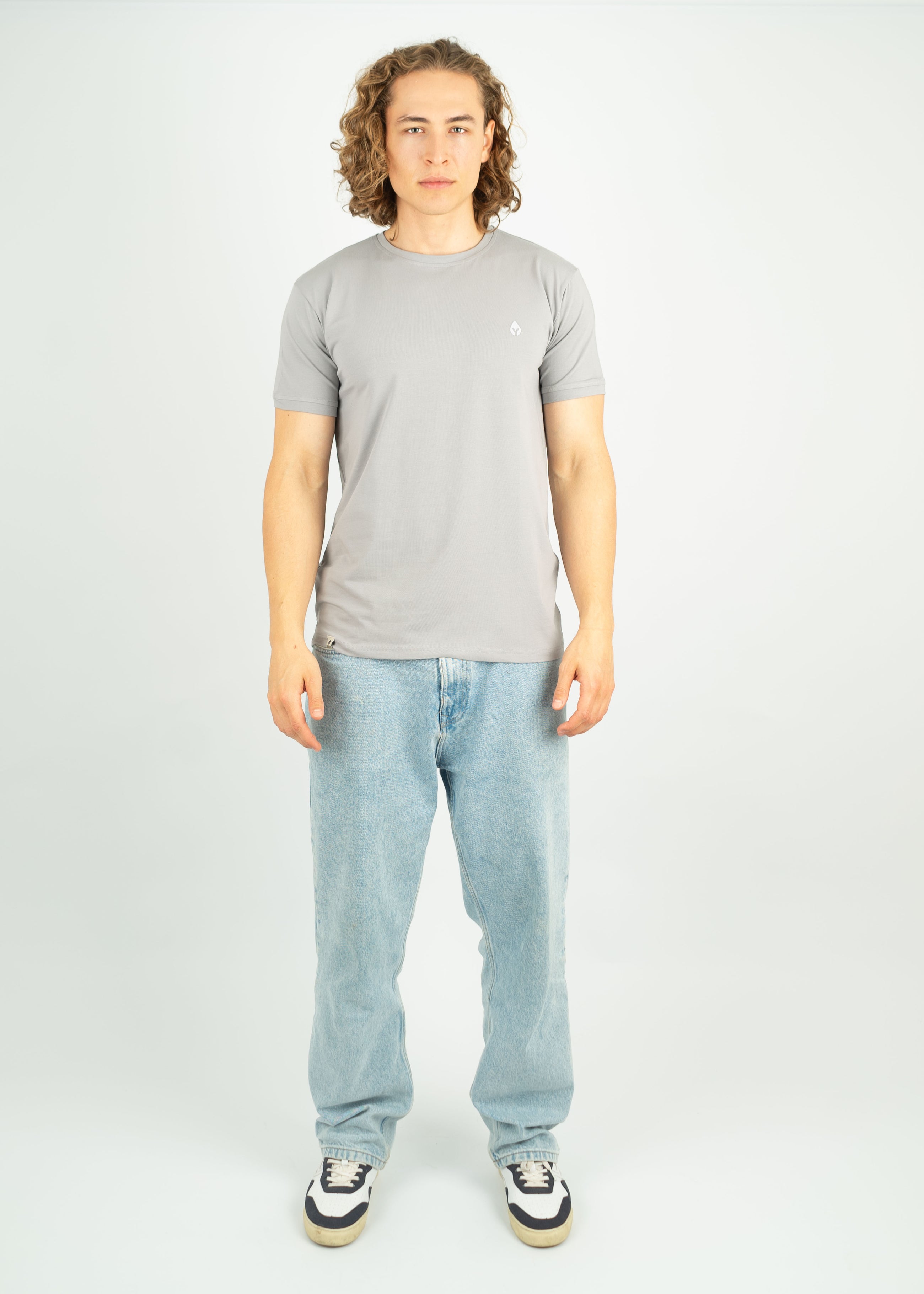 Unser Model Leander ist <strong>194 cm</strong> groß und trägt <strong>Größe XL</strong>.#