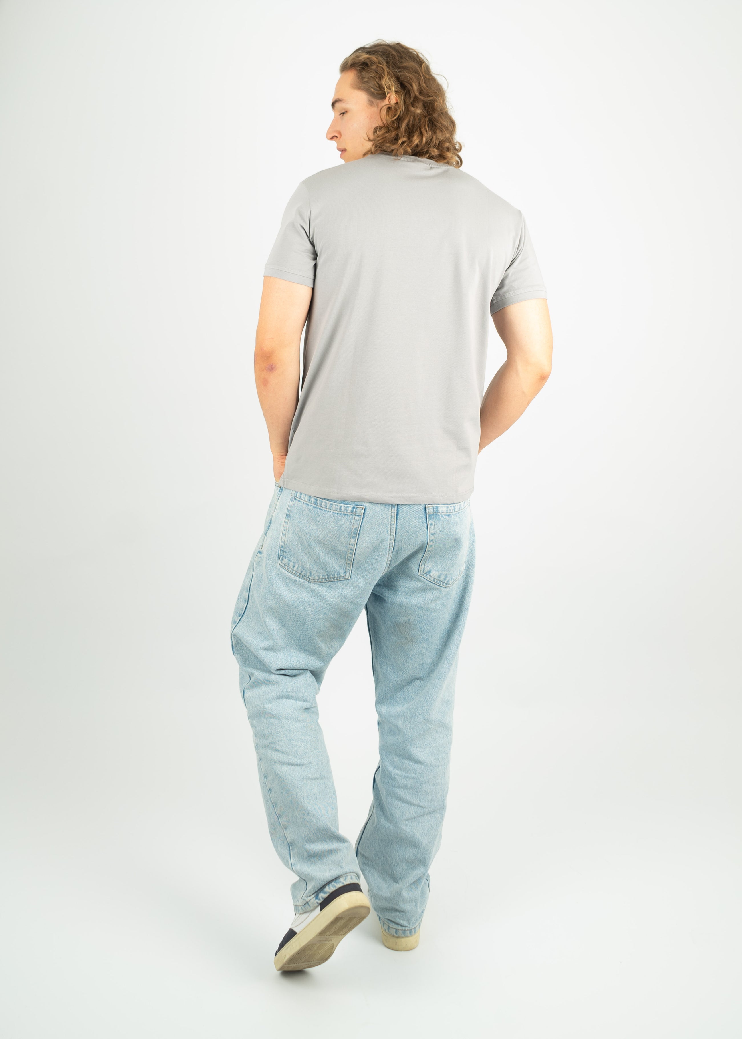 Unser Model Leander ist <strong>194 cm</strong> groß und trägt <strong>Größe XL</strong>.#