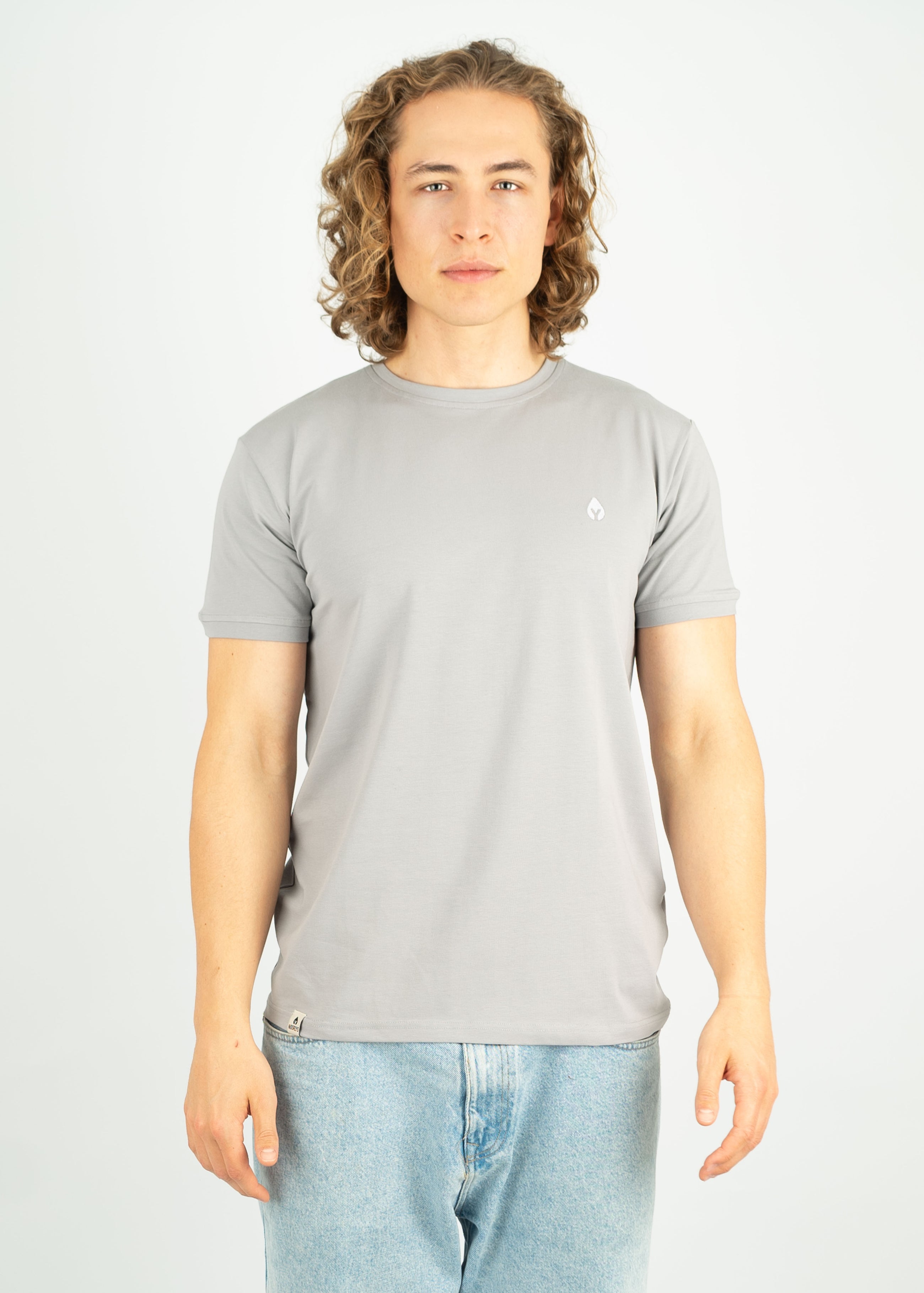 Unser Model Leander ist <strong>194 cm</strong> groß und trägt <strong>Größe XL</strong>.#