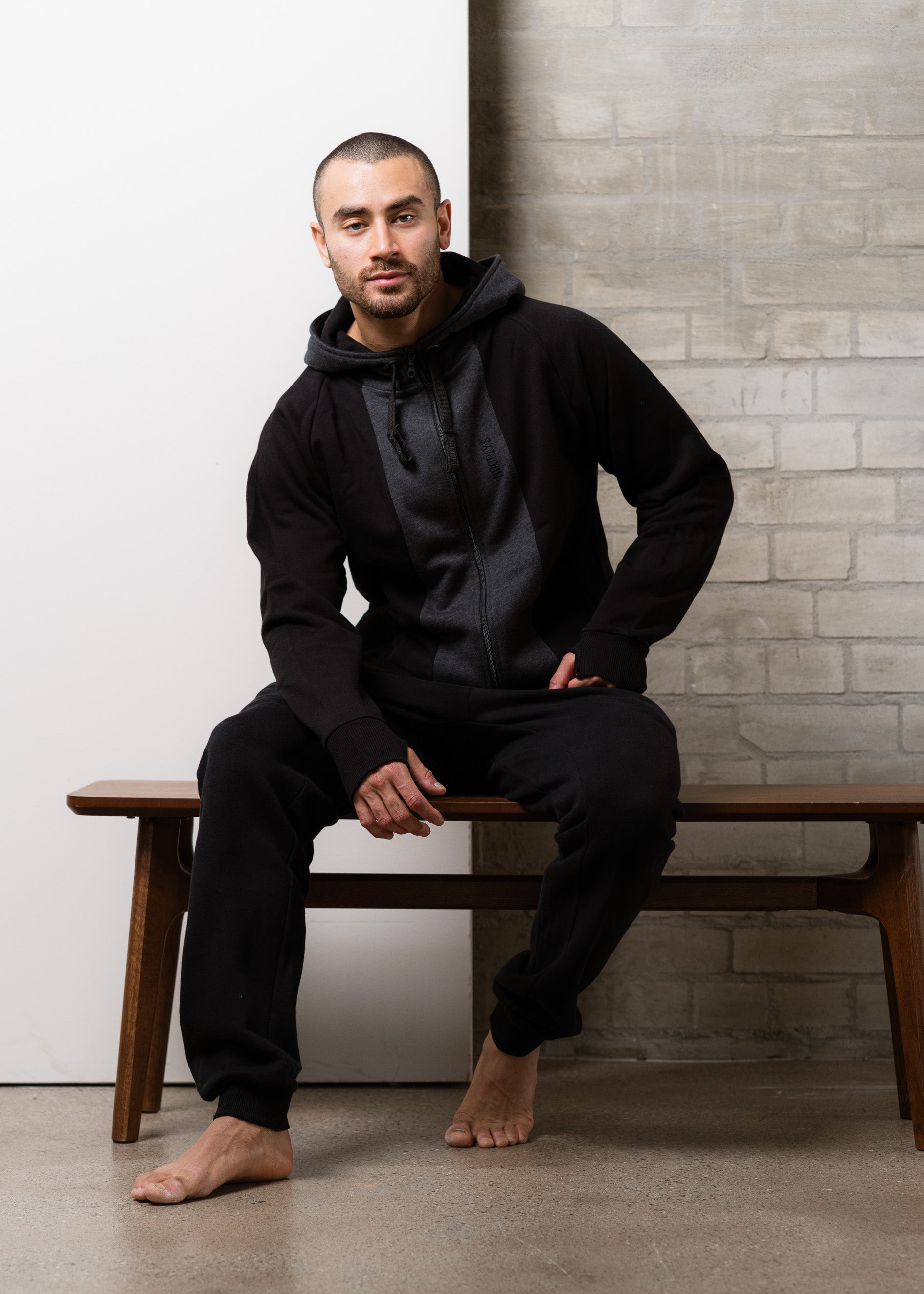 Unser Model Hugo ist <strong>184 cm</strong> groß und trägt <strong>Größe L</strong>.#