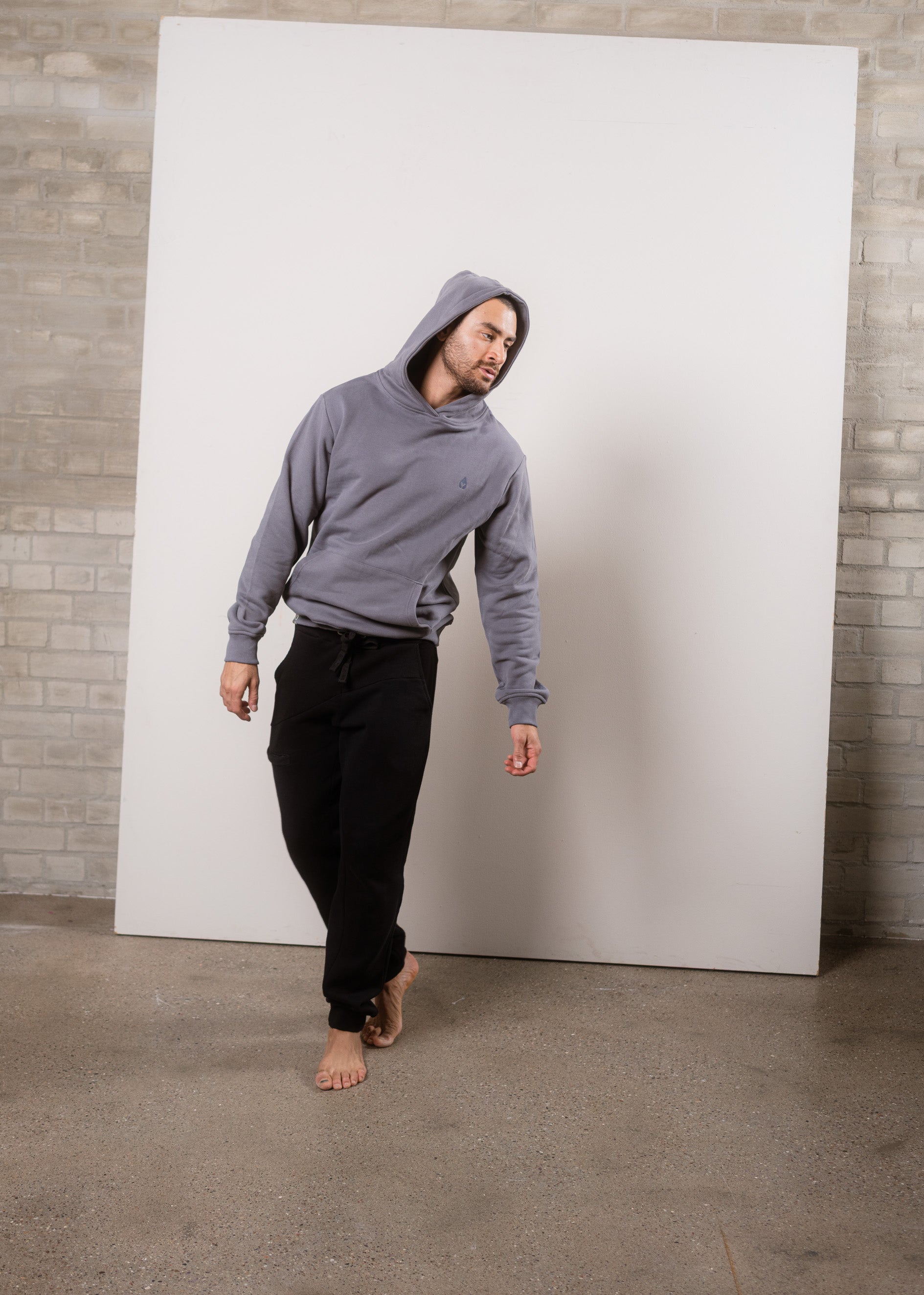 Unser Model Hugo ist <strong>184 cm</strong> groß und trägt <strong>Größe L</strong>.#