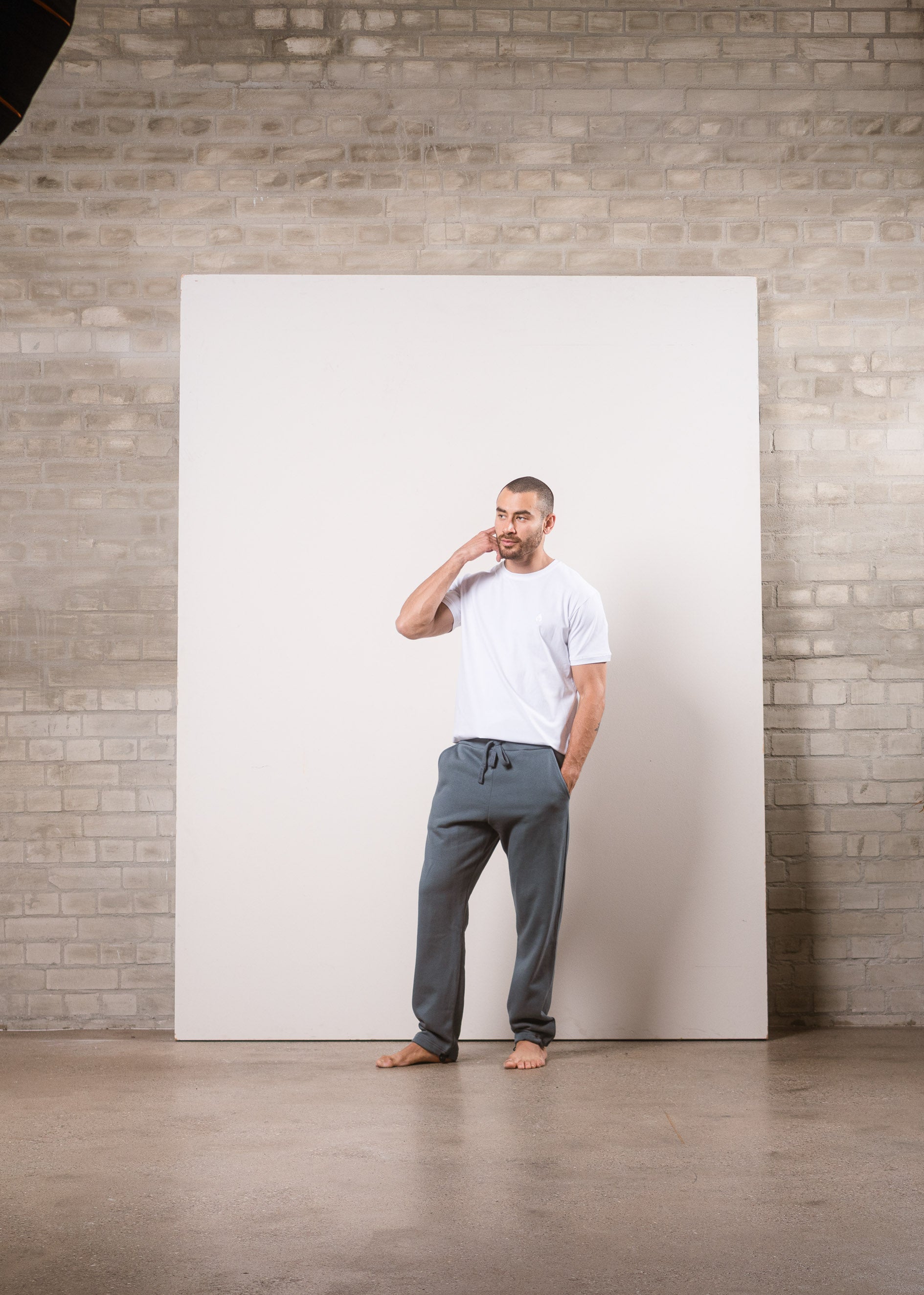 Unser Model Hugo ist <strong>184 cm</strong> groß und trägt <strong>Größe L</strong>.#