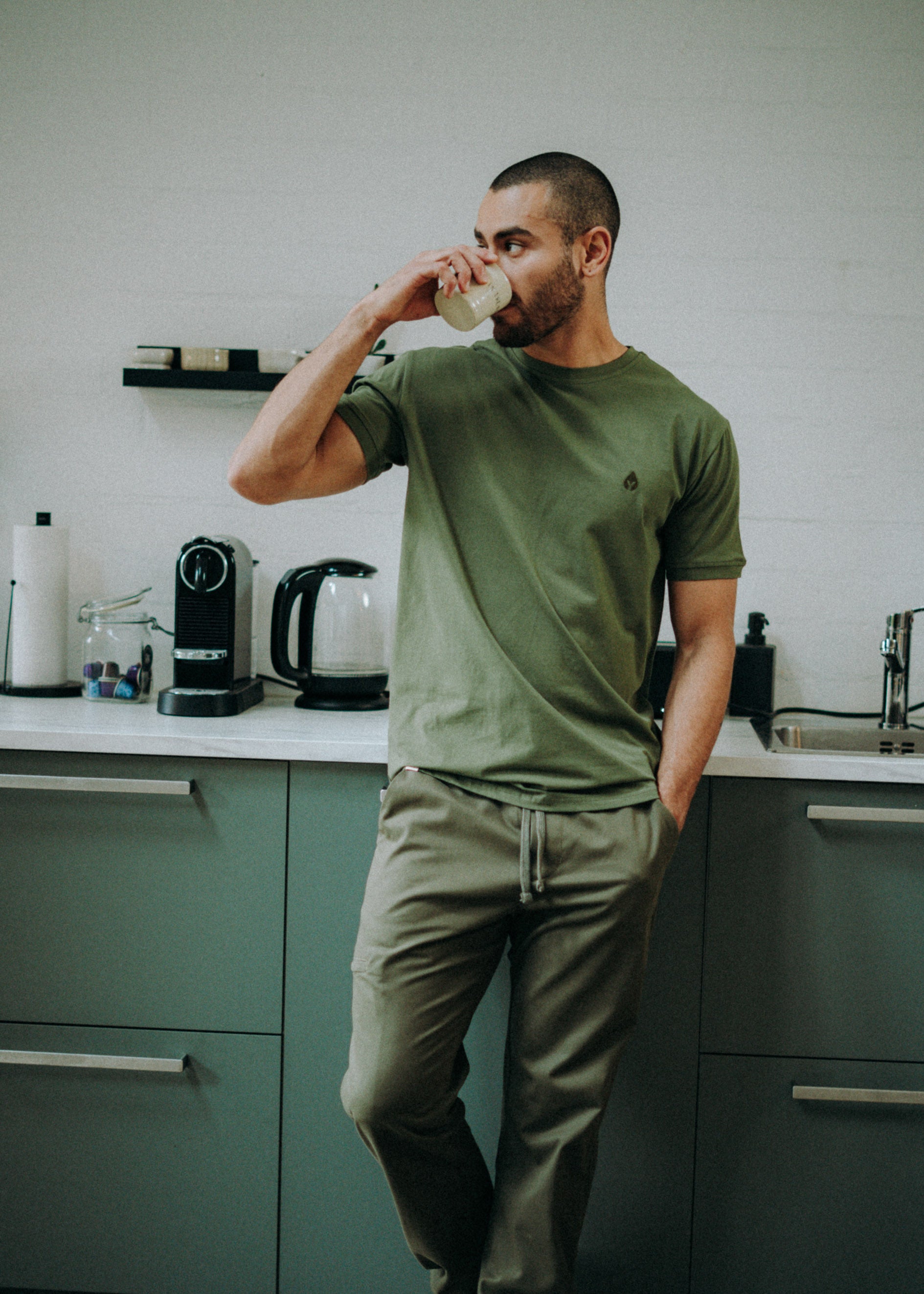 Unser Model Hugo ist <strong>184 cm</strong> groß und trägt <strong>Größe L</strong>.#