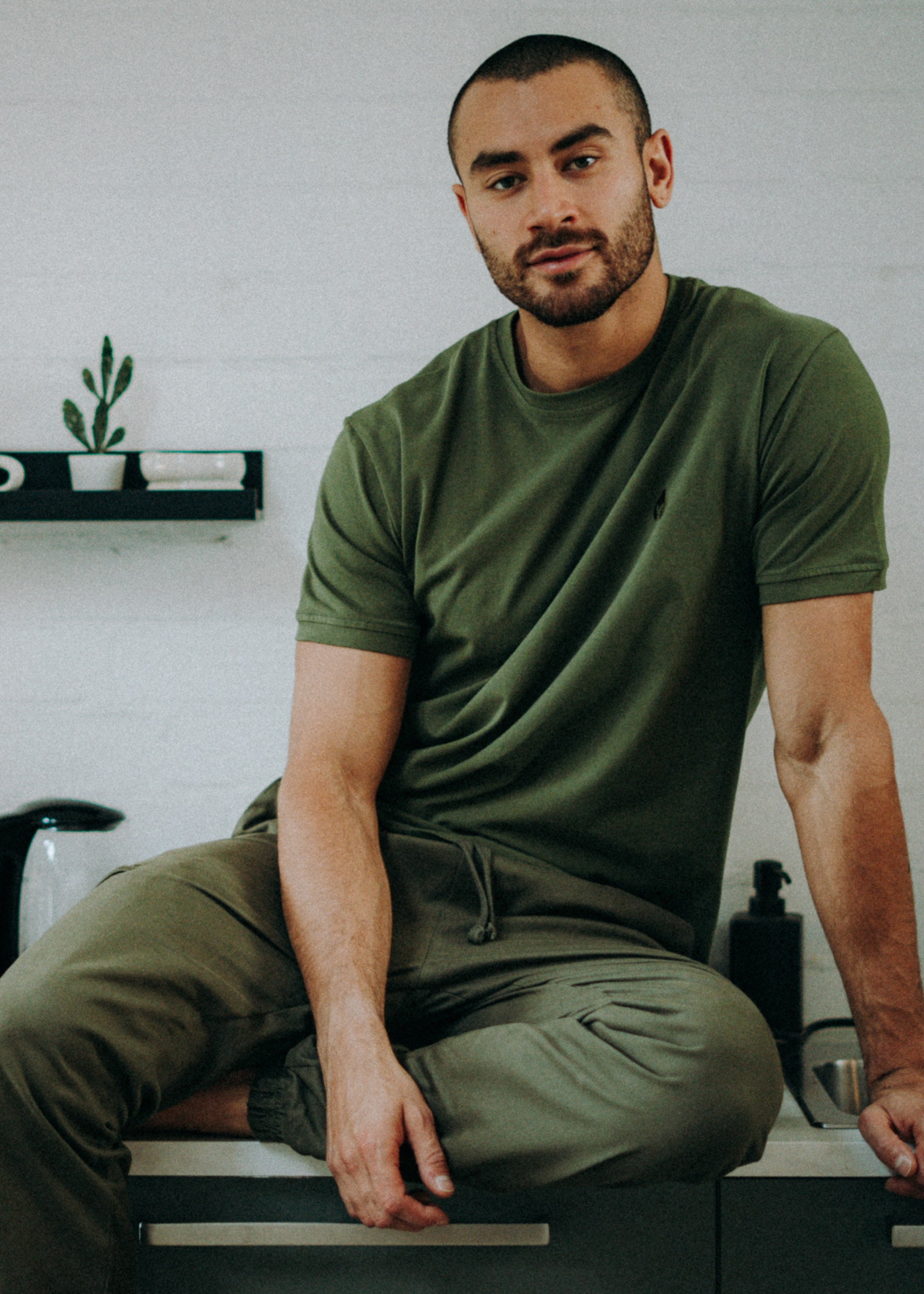 Unser Model Hugo ist <strong>184 cm</strong> groß und trägt <strong>Größe L</strong>.#