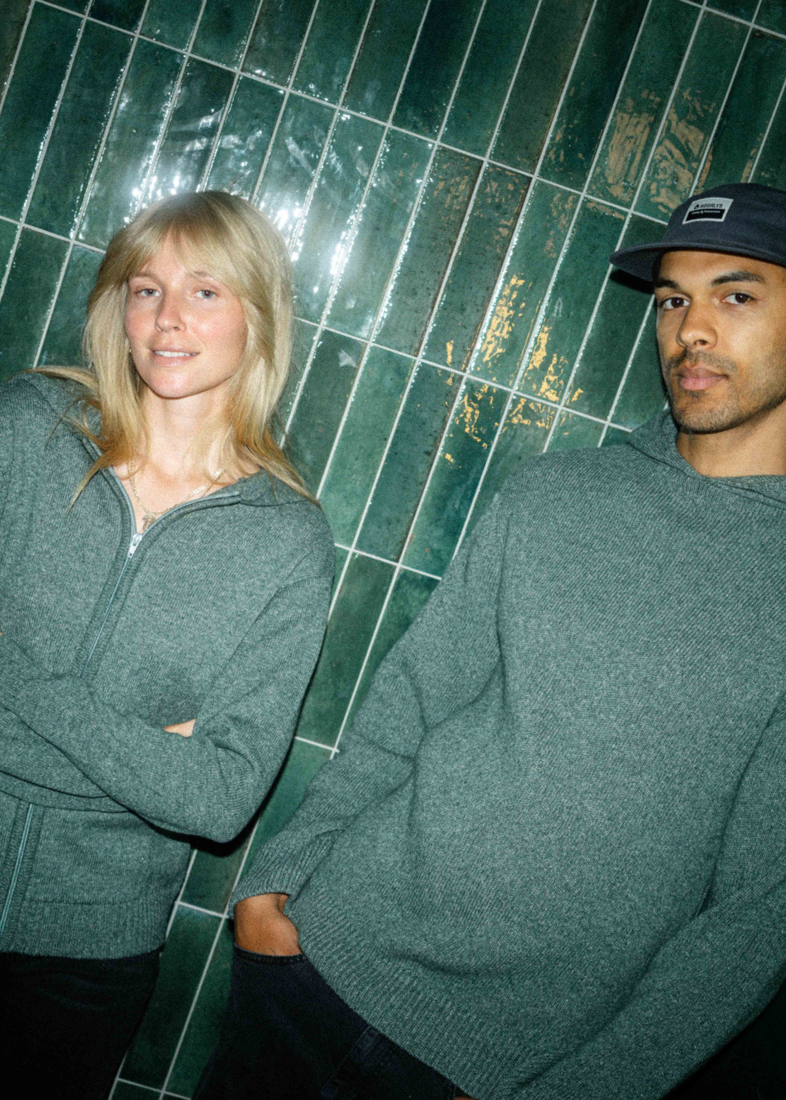 Unser Model Lisa ist <strong>178 cm</strong> groß und trägt <strong>Größe S</strong>.#