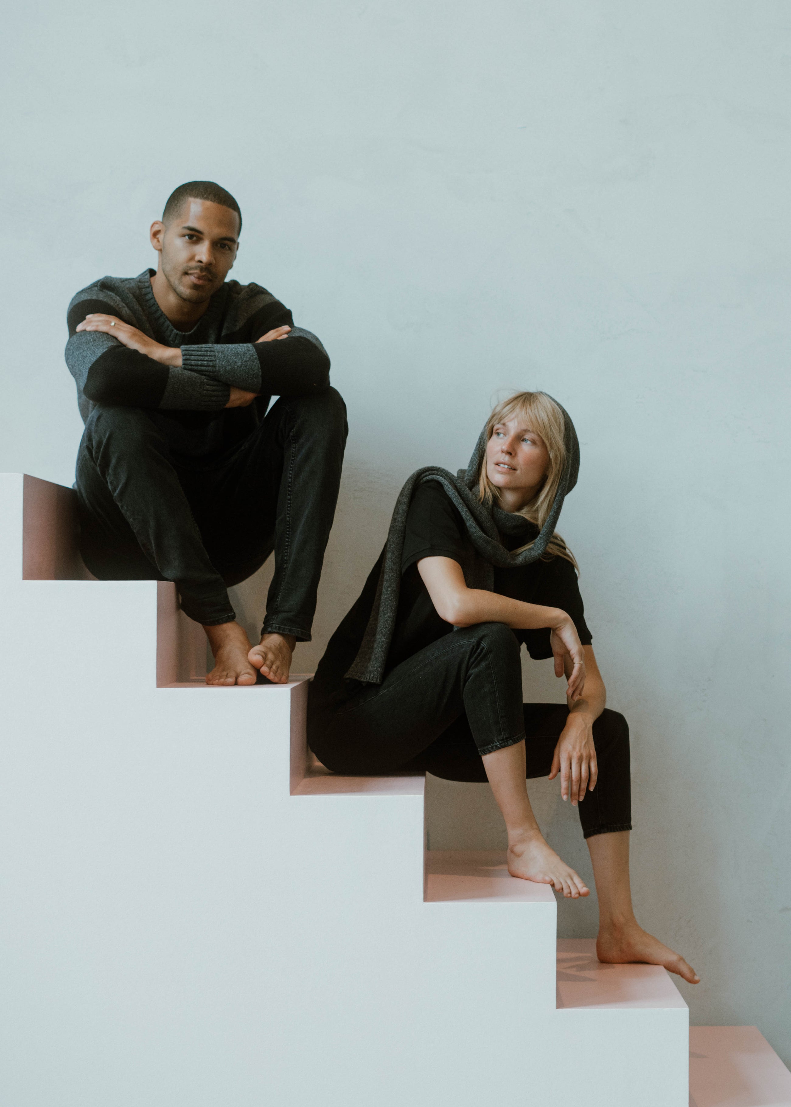 Unser Model Leroy ist <strong>192 cm</strong> groß und trägt <strong>Größe L</strong>.#