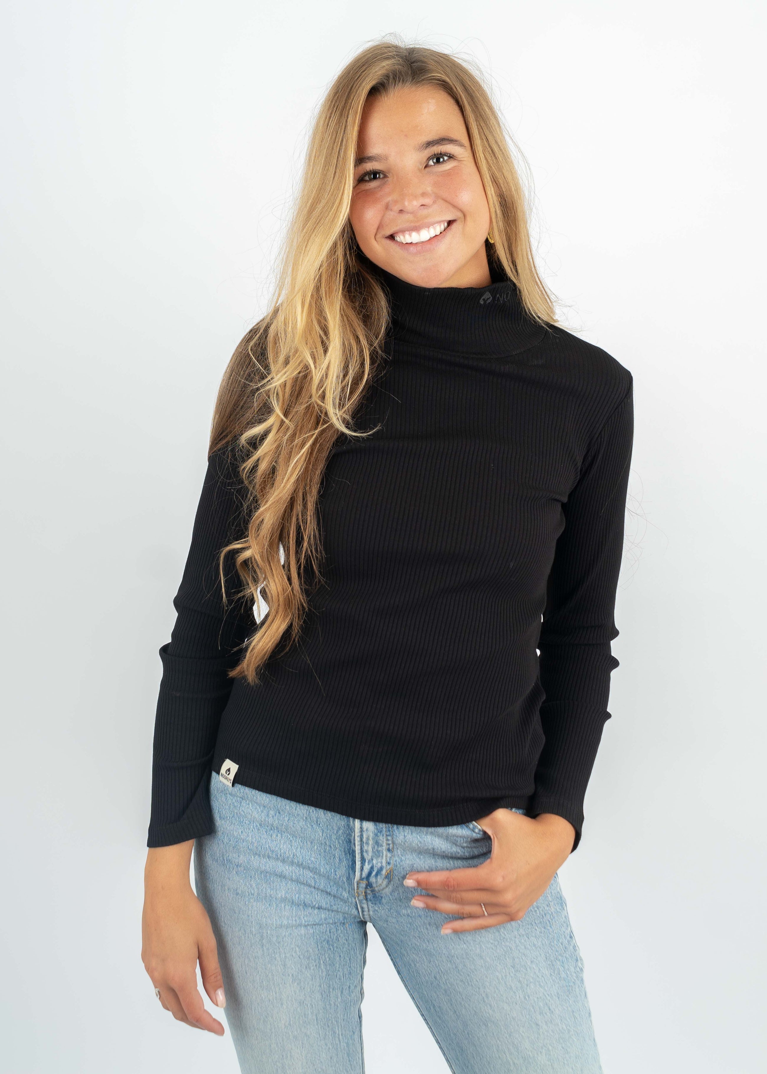 Unser Model Luca ist <strong>179 cm</strong> groß und trägt <strong>Größe S</strong>.#