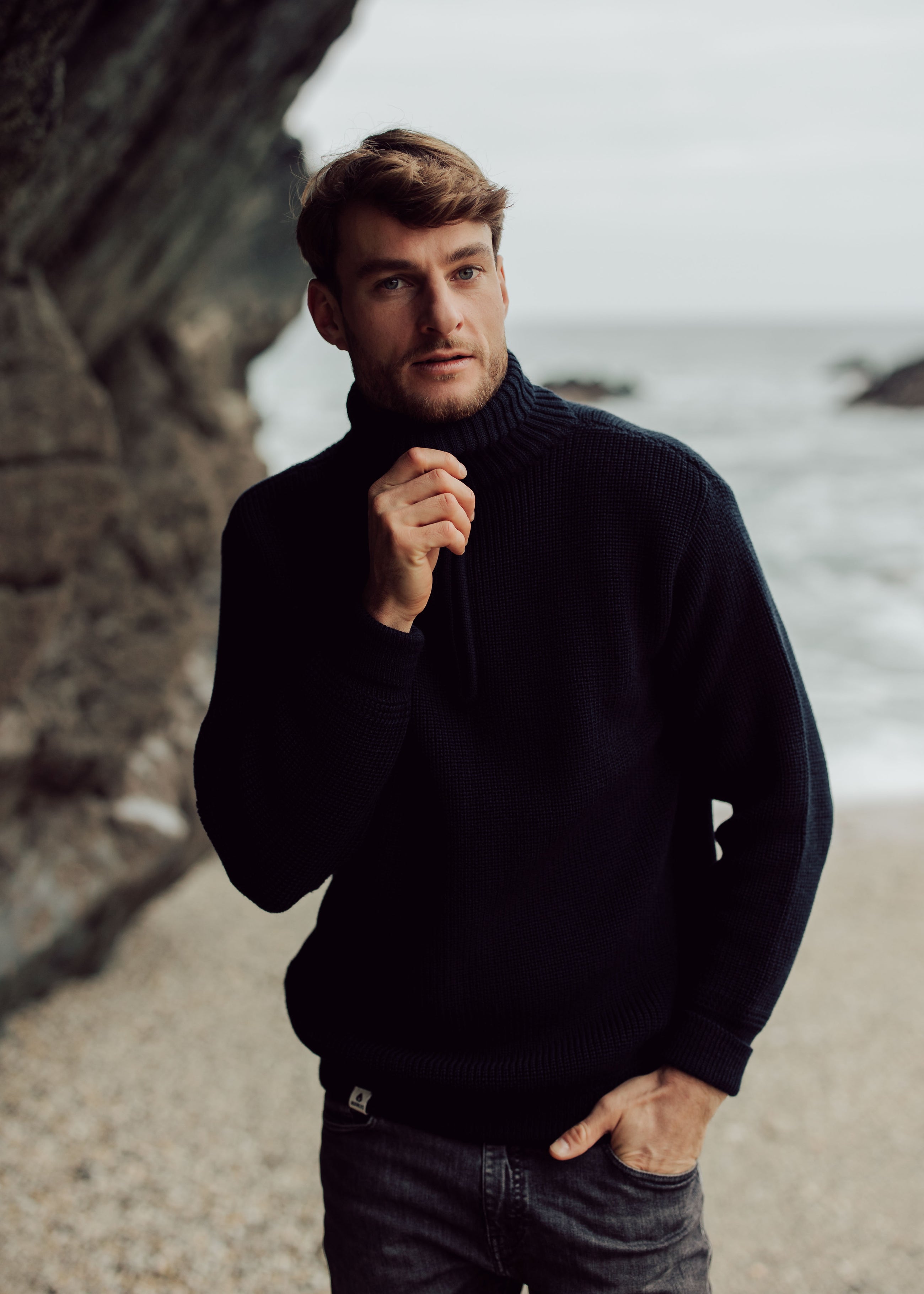 Unser Model Henning ist <strong>191 cm</strong> groß und trägt <strong>Größe L</strong>.#
