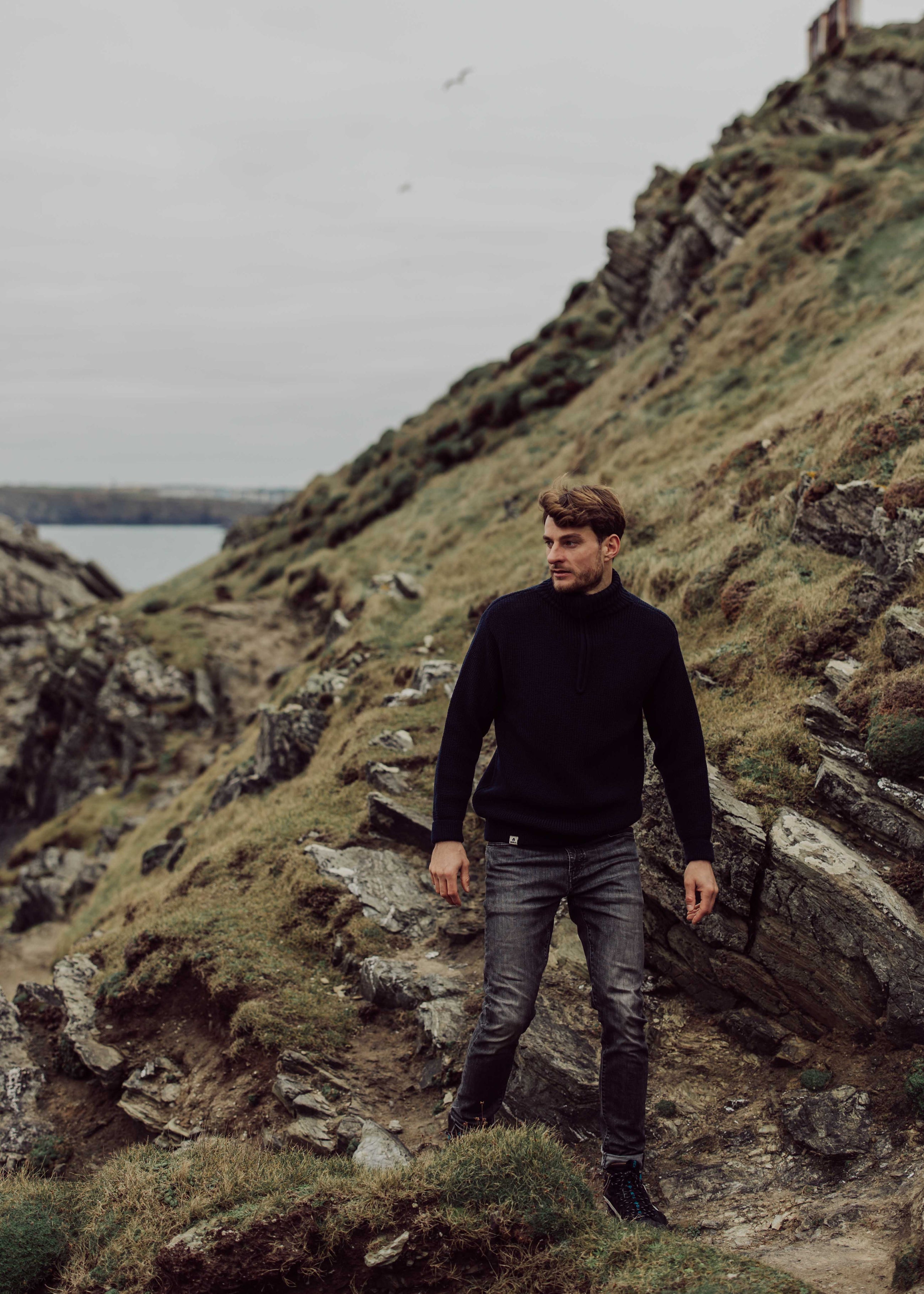Unser Model Henning ist <strong>191 cm</strong> groß und trägt <strong>Größe L</strong>.#