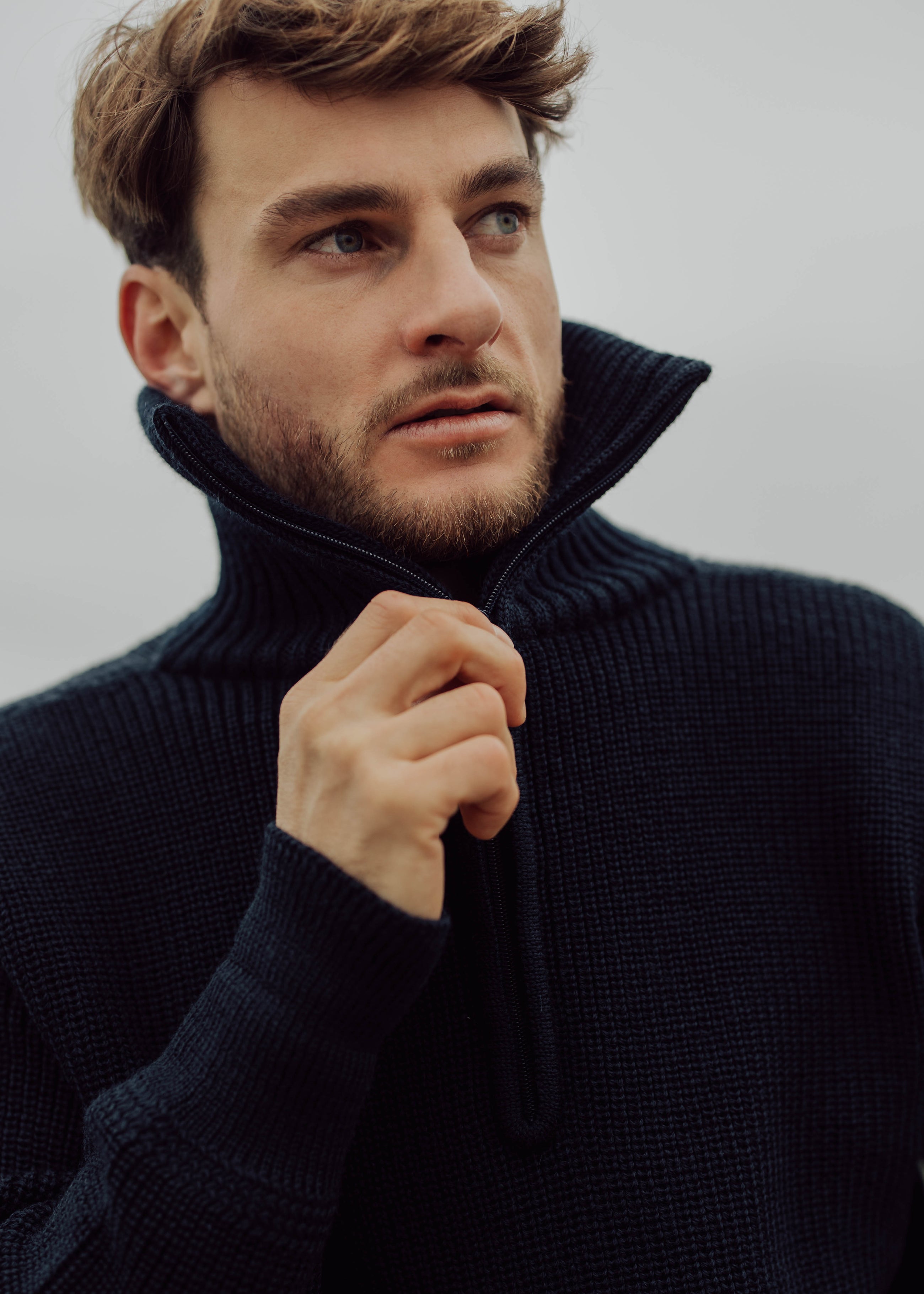Unser Model Henning ist <strong>191 cm</strong> groß und trägt <strong>Größe L</strong>.#