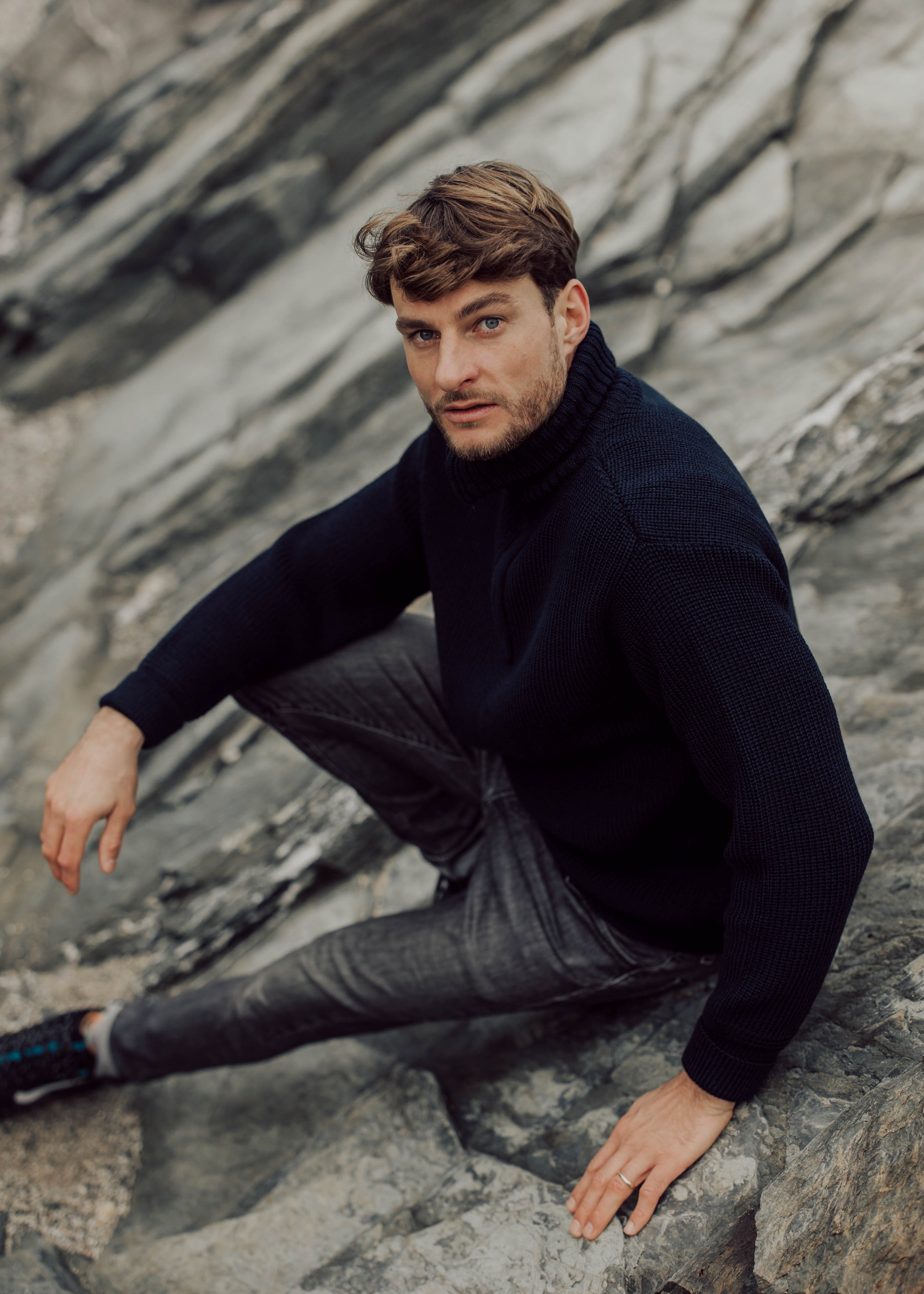 Unser Model Henning ist <strong>191 cm</strong> groß und trägt <strong>Größe L</strong>.#