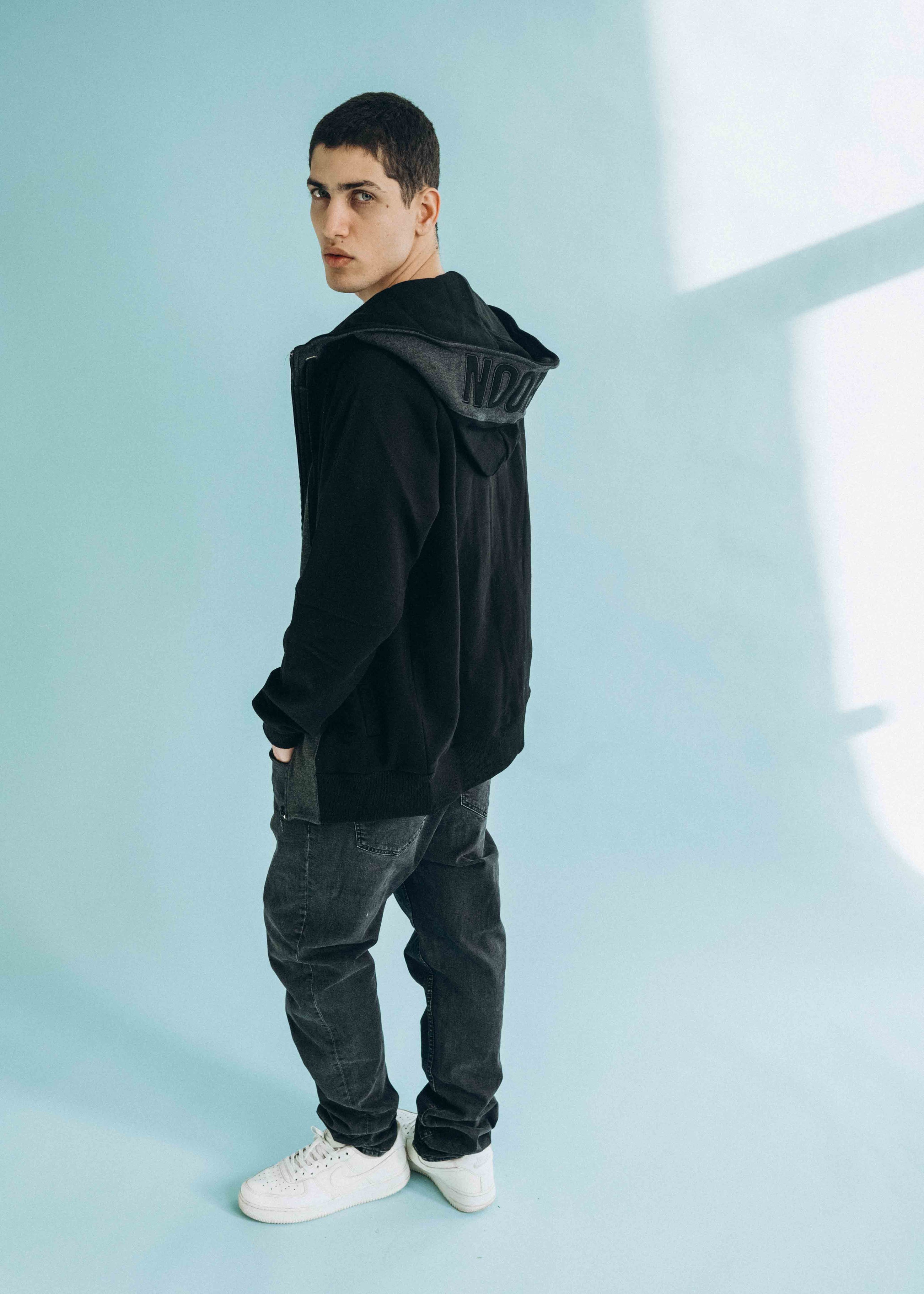 Unser Model Alisson ist <strong>184 cm</strong> groß und trägt <strong>Größe L</strong>.#