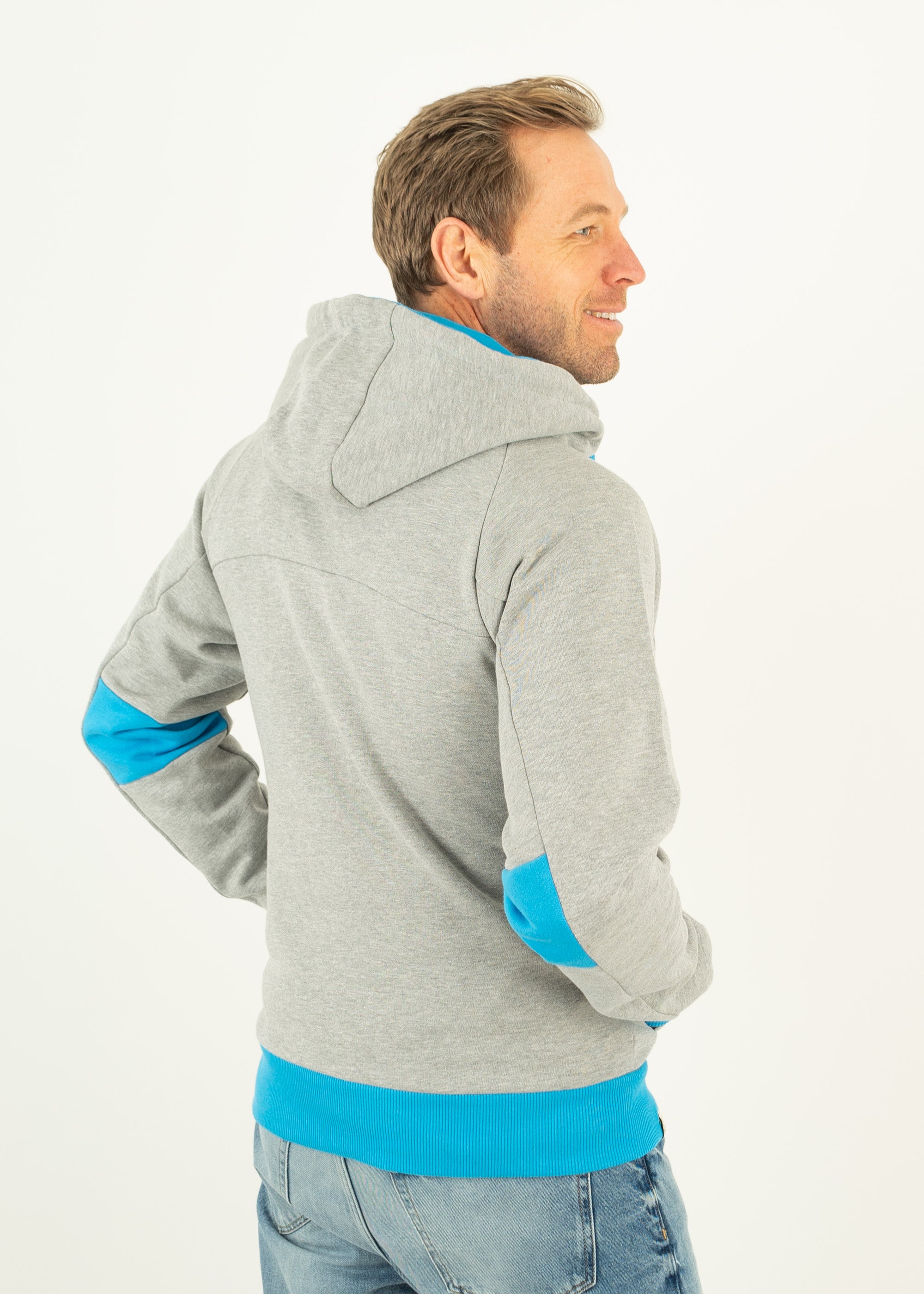 Unser Model Matthias ist <strong>187 cm</strong> groß und trägt <strong>Größe L</strong>.#