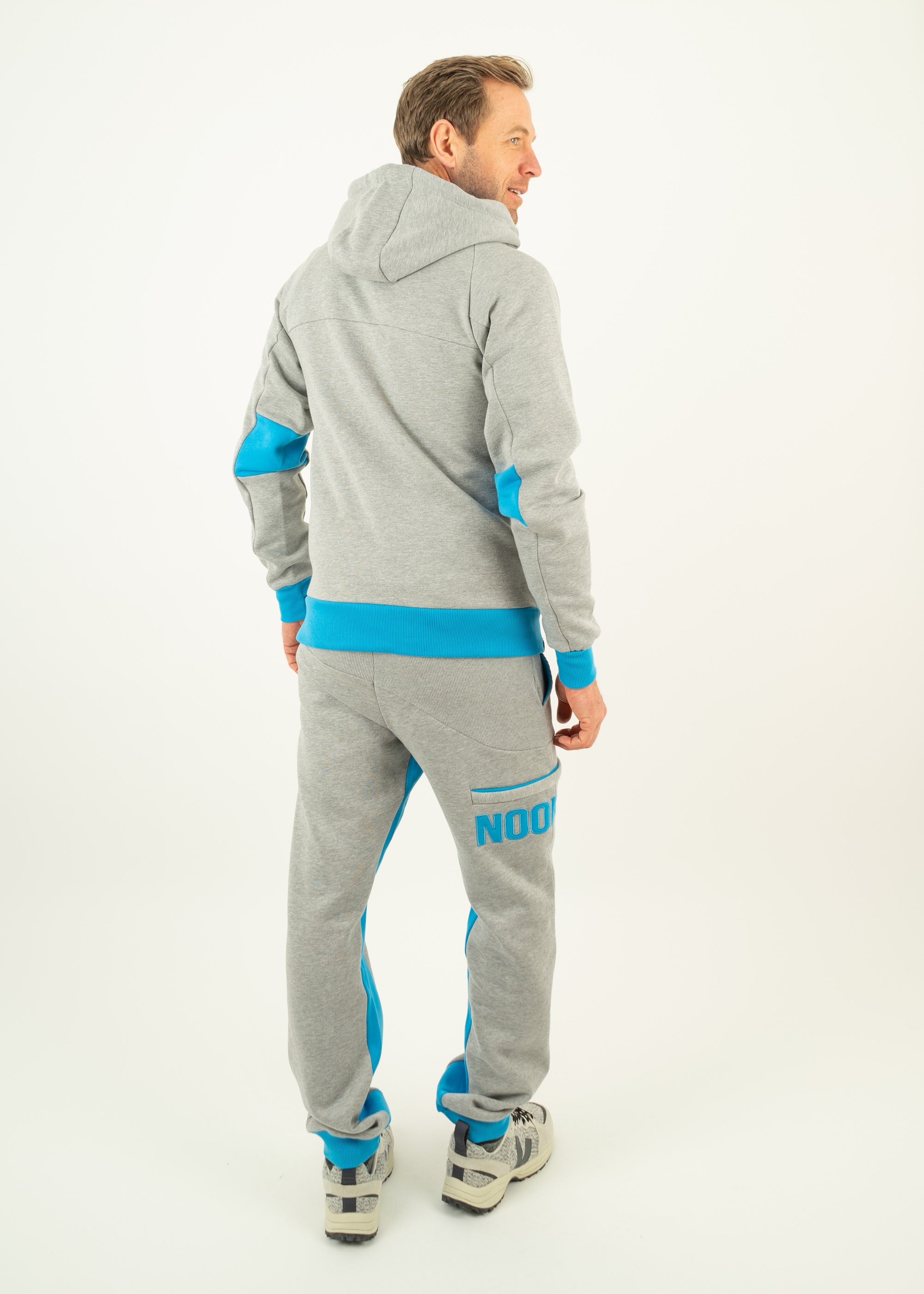 Unser Model Matthias ist <strong>187 cm</strong> groß und trägt <strong>Größe L</strong>.#