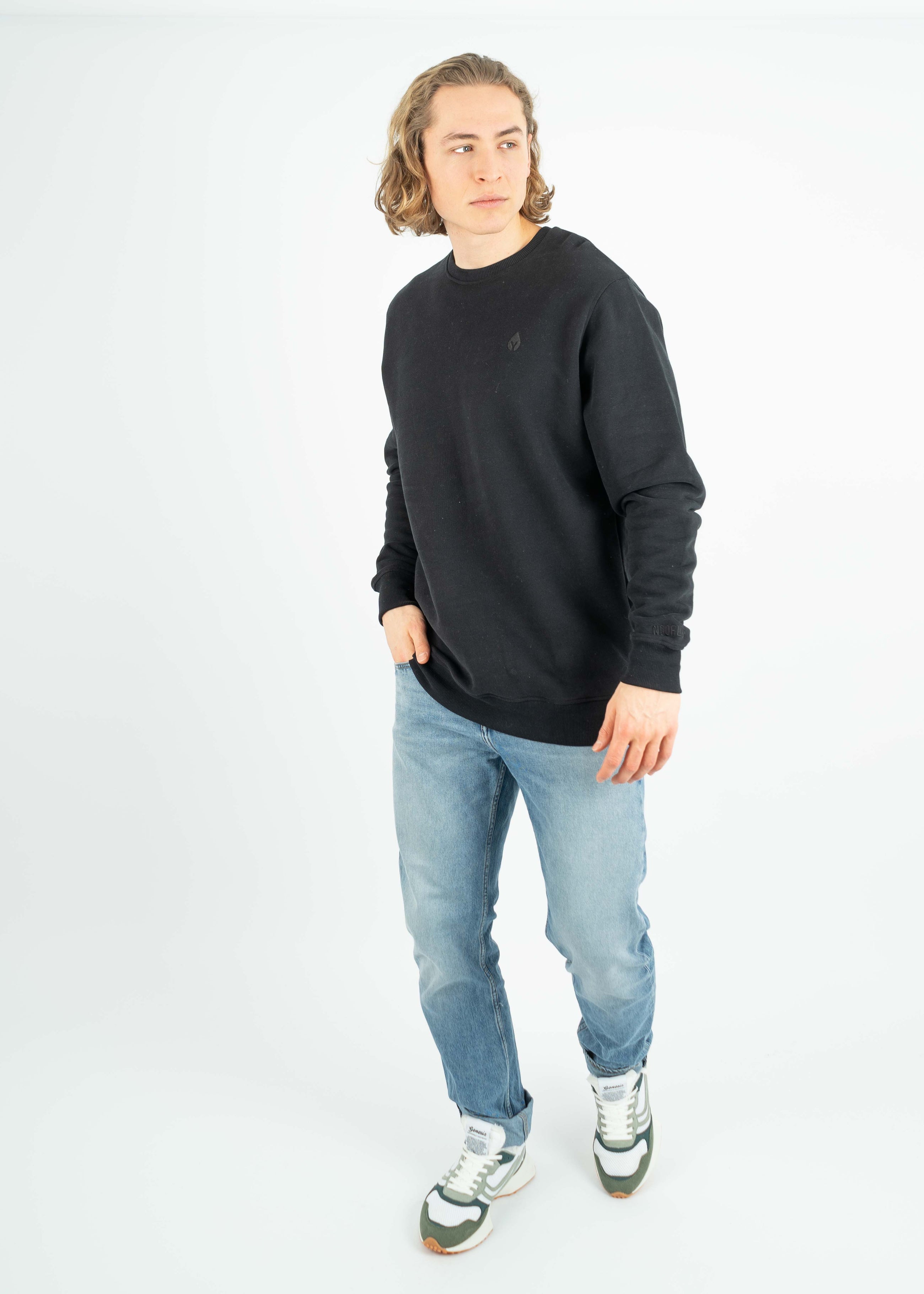 Unser Model Leander ist <strong>194 cm</strong> groß und trägt <strong>Größe XL</strong>.#