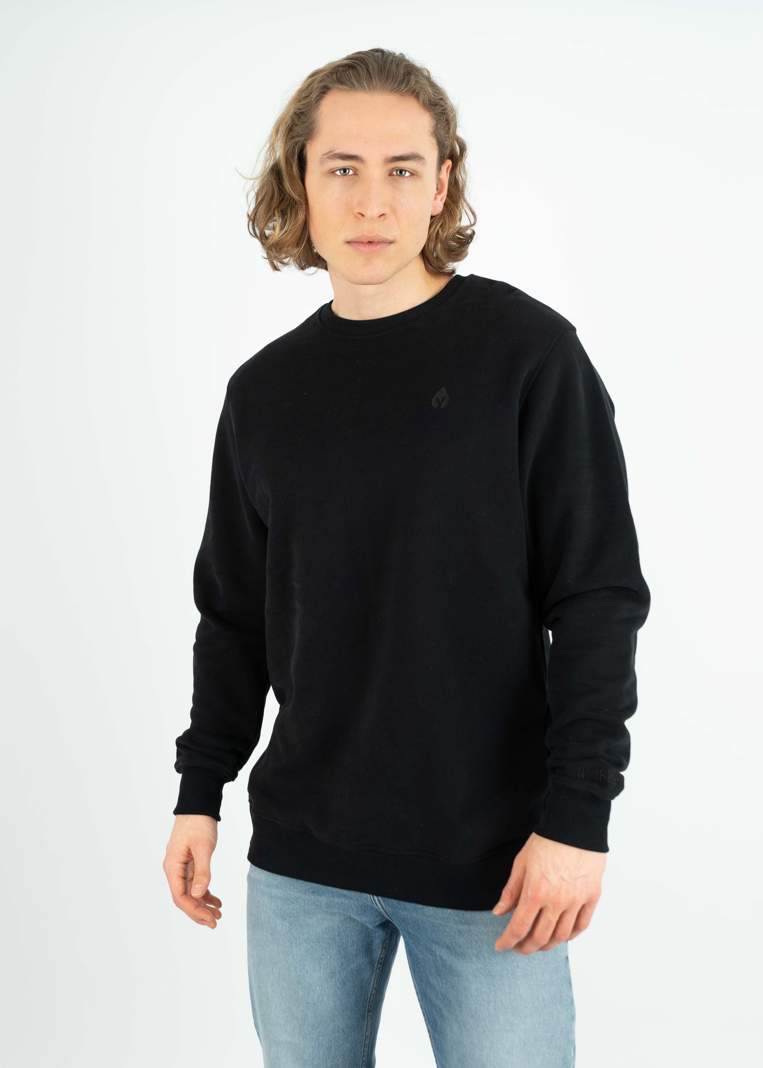Unser Model Leander ist <strong>194 cm</strong> groß und trägt <strong>Größe XL</strong>.#