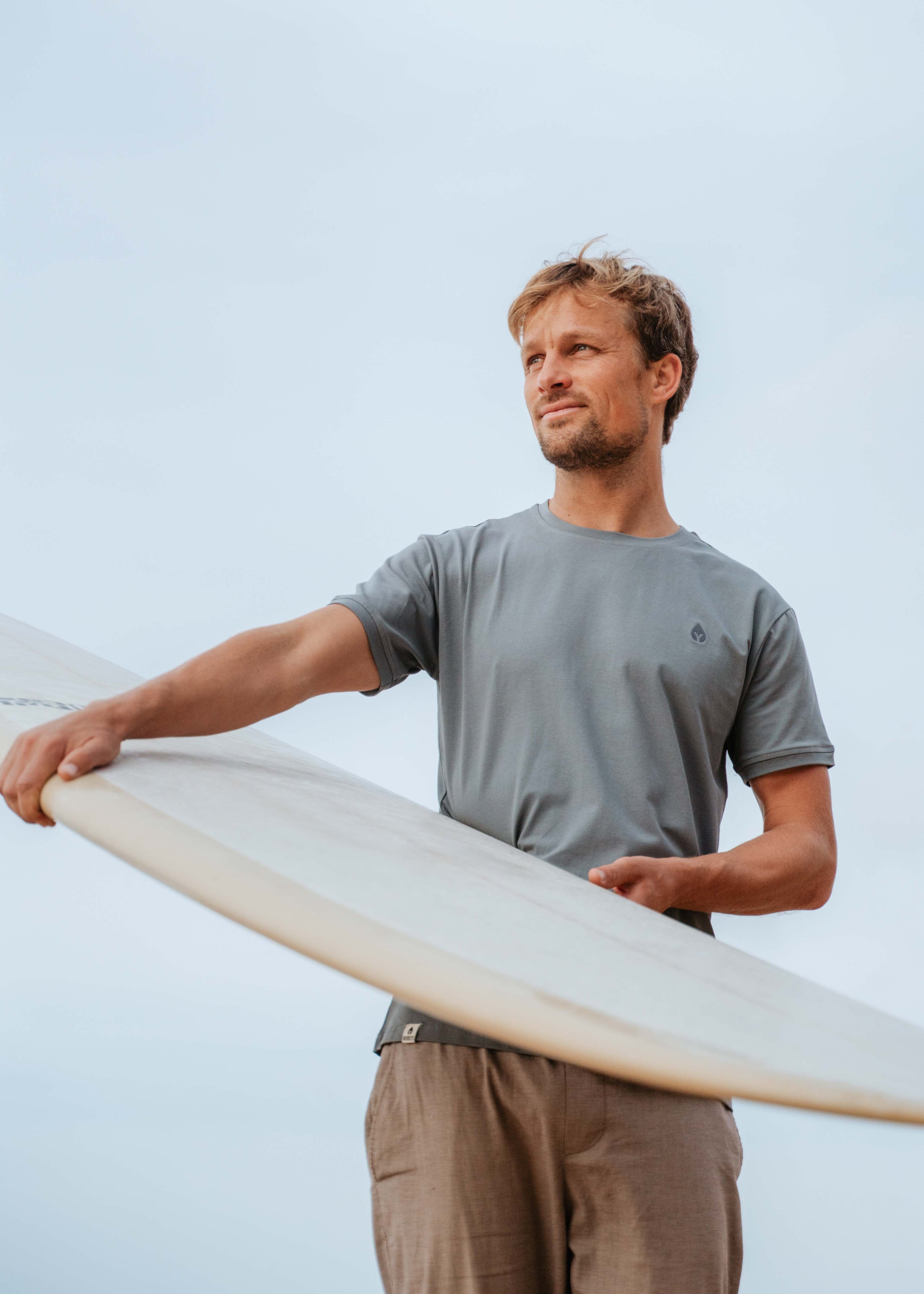 Unser Model Andy ist <strong>186 cm</strong> groß und trägt <strong>Größe L</strong>.#