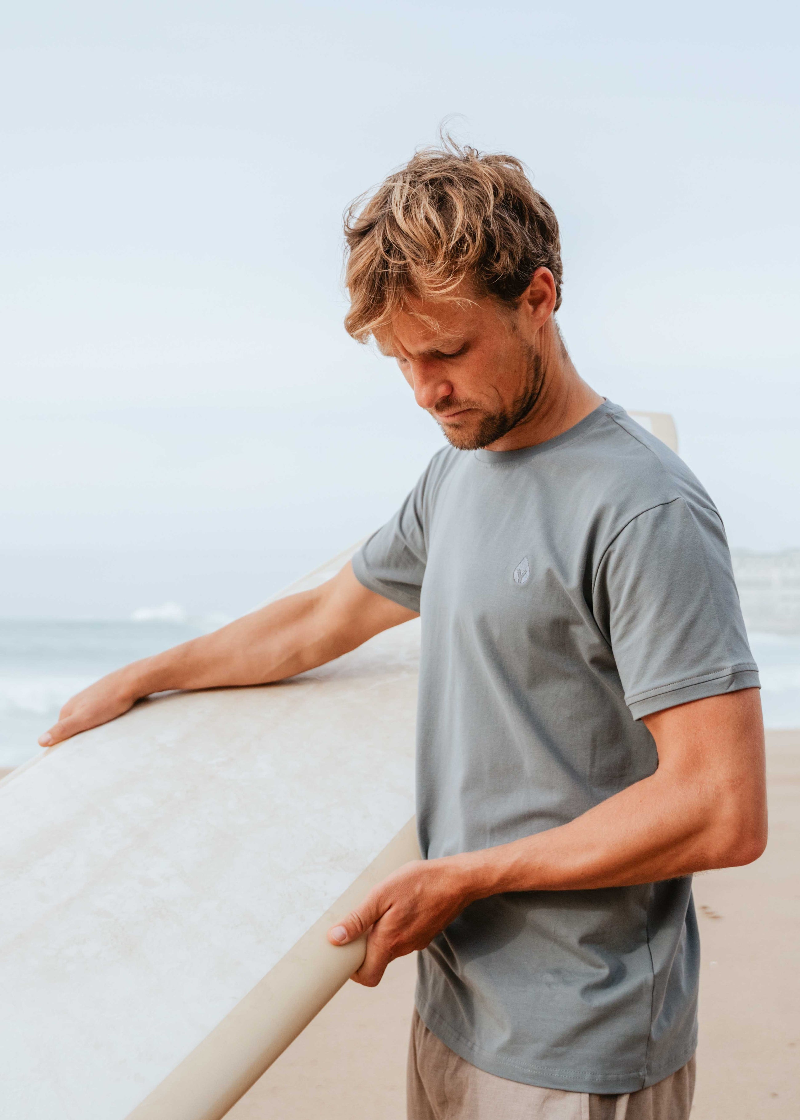 Unser Model Andy ist <strong>186 cm</strong> groß und trägt <strong>Größe L</strong>.#
