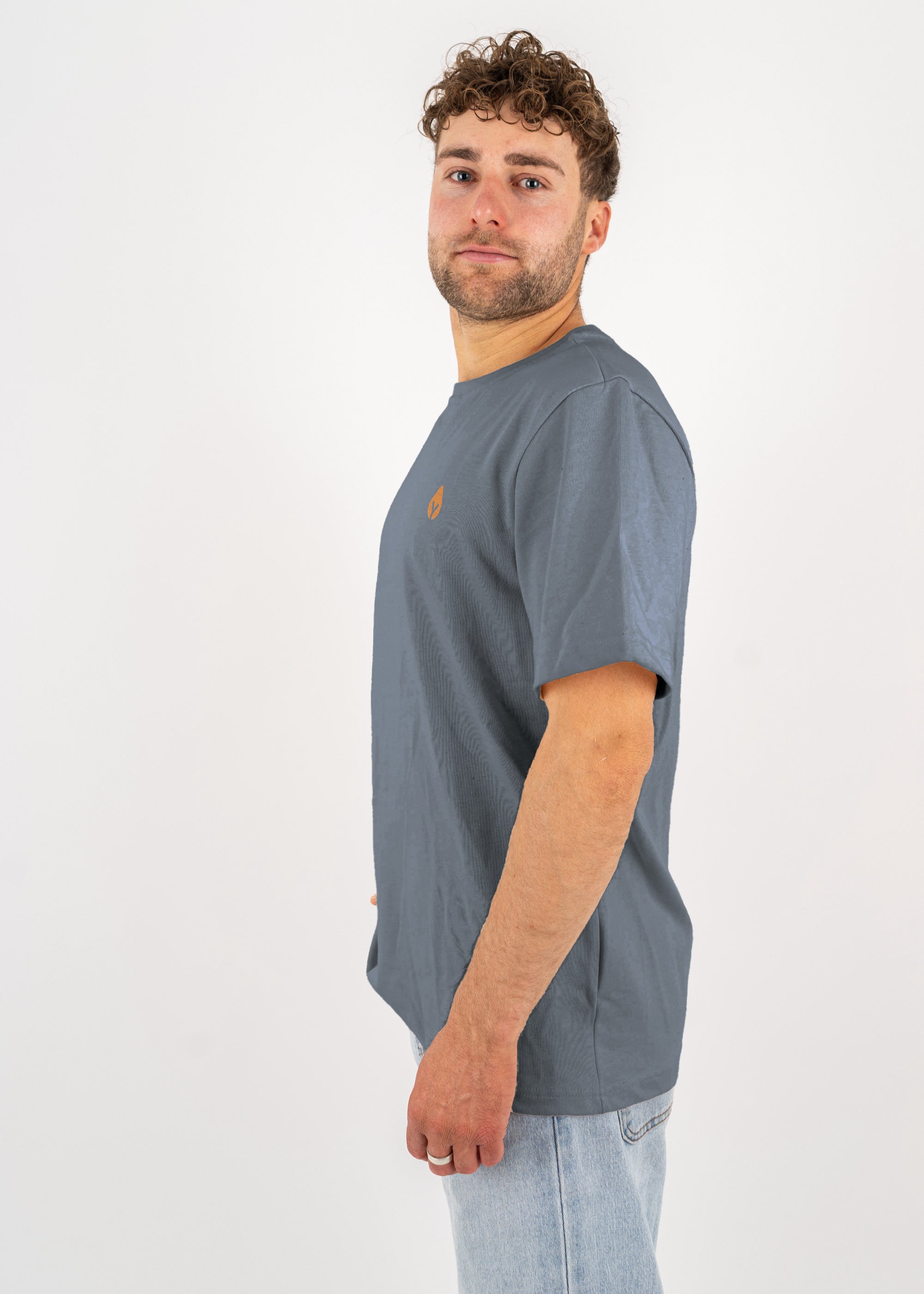 Unser Model Henry ist <strong>178 cm</strong> groß und trägt <strong>Größe L</strong>.#